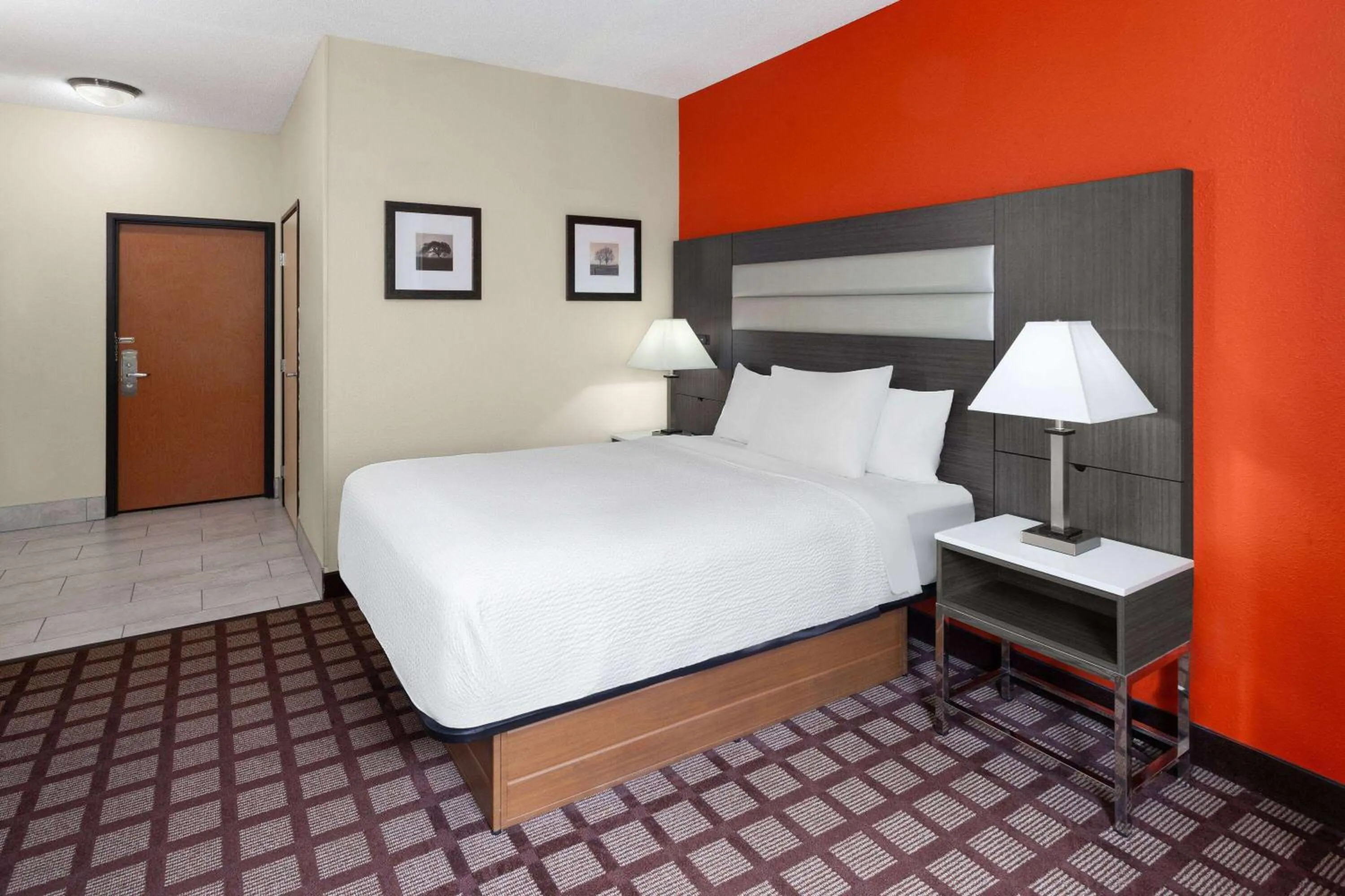 Photo of the whole room, Bed in AmericInn by Wyndham Hudson