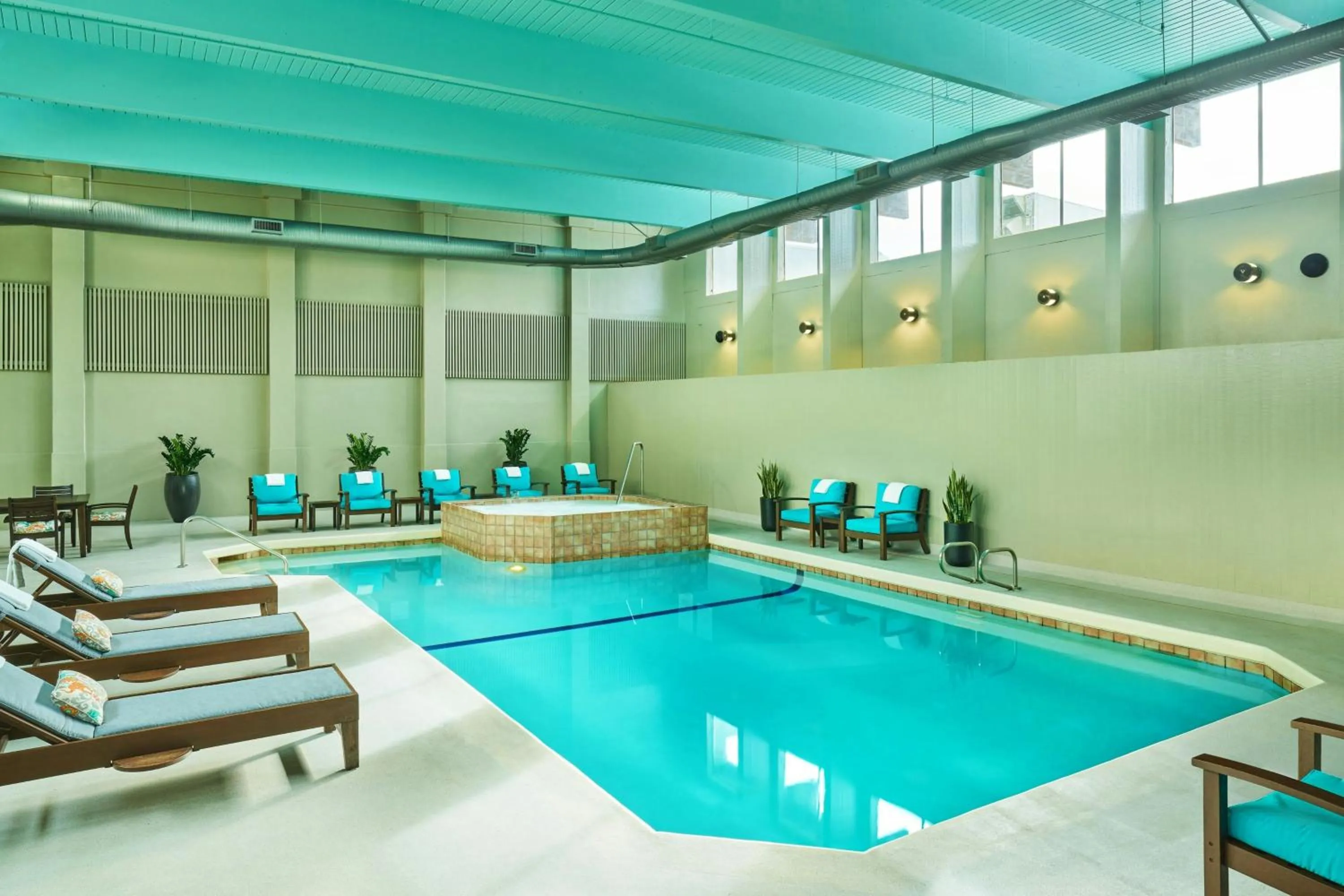 Swimming pool in Sheraton Portland Airport Hotel