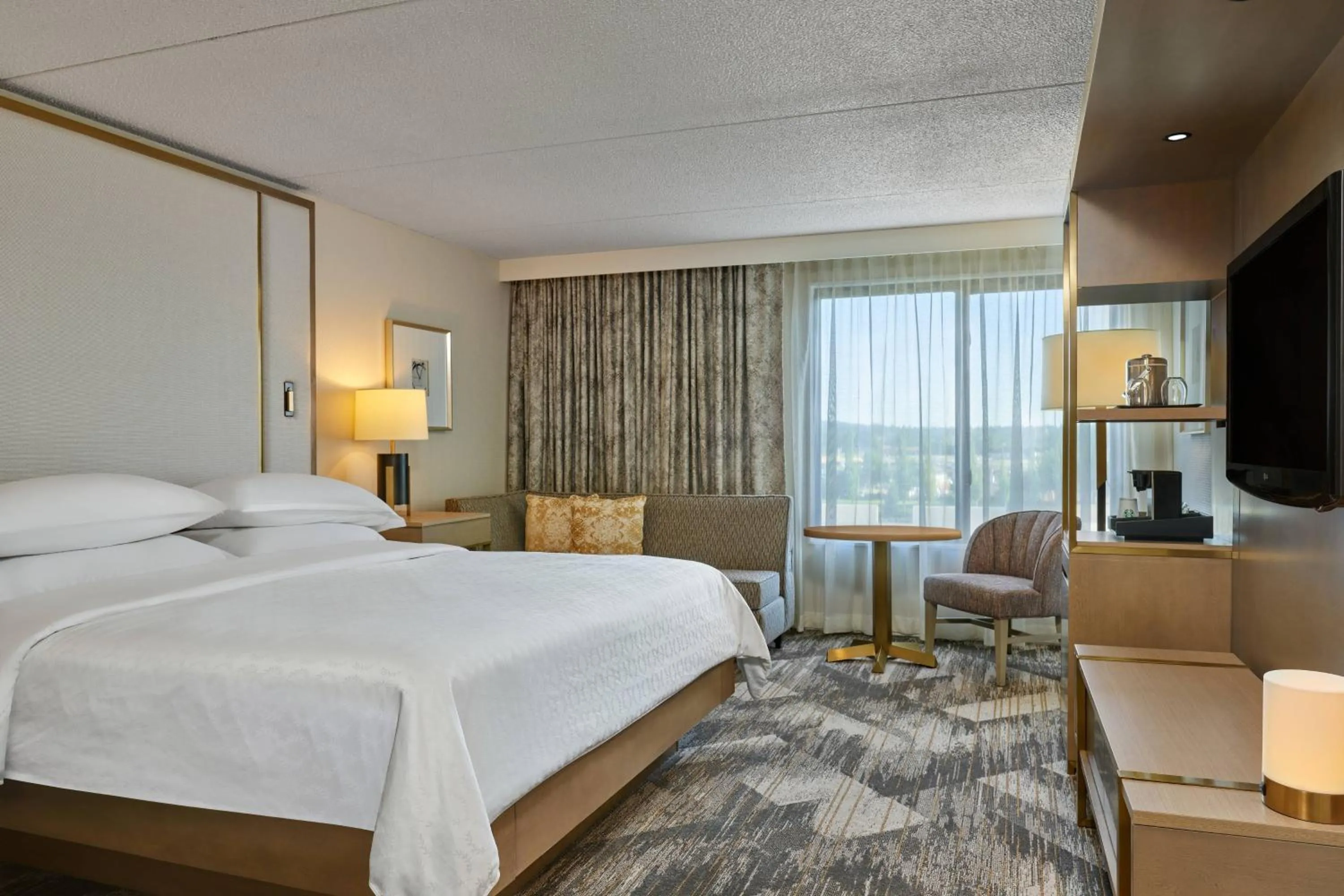 Photo of the whole room, Bed in Sheraton Portland Airport Hotel