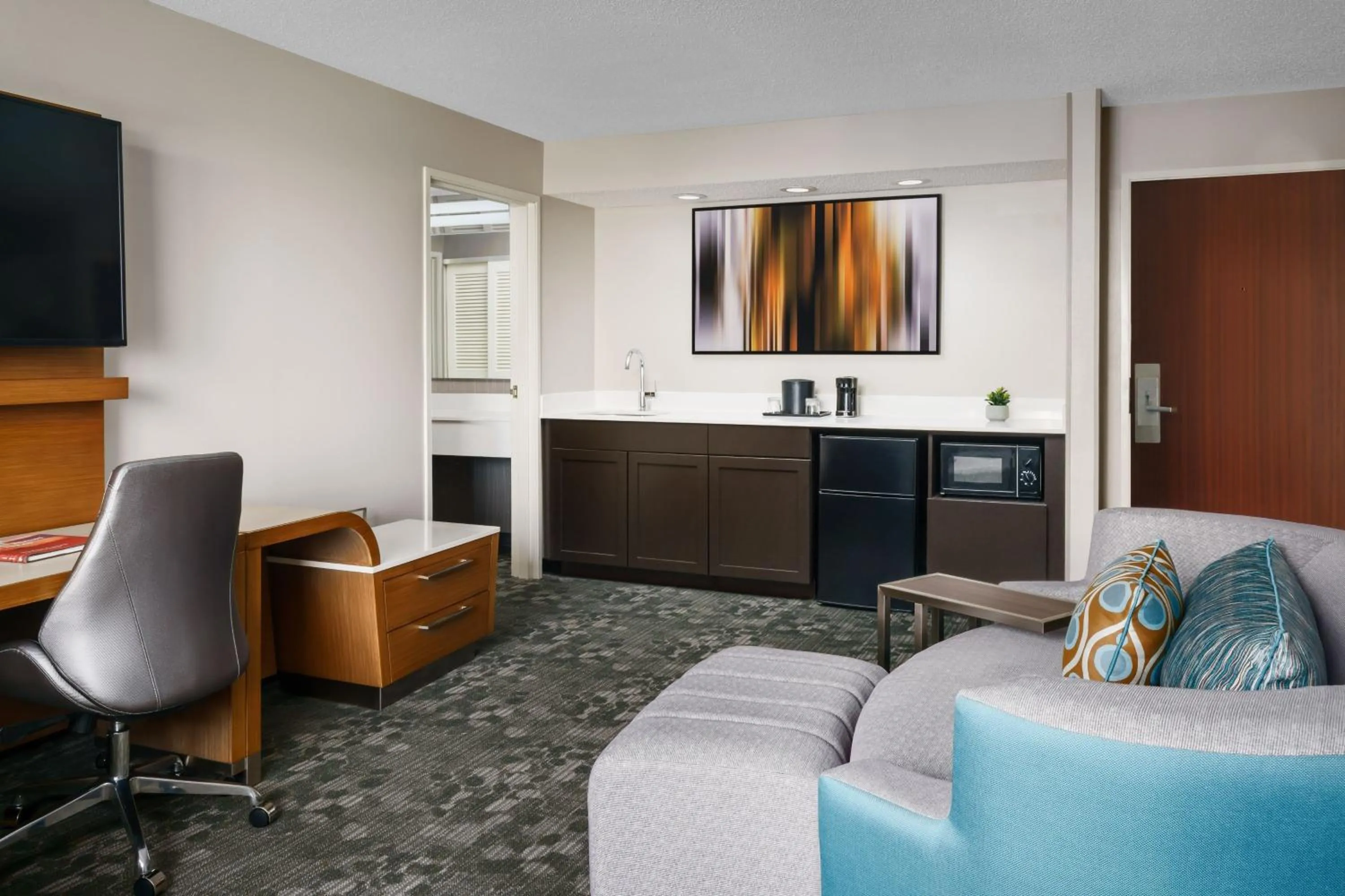 Living room in Courtyard by Marriott Dallas Lewisville