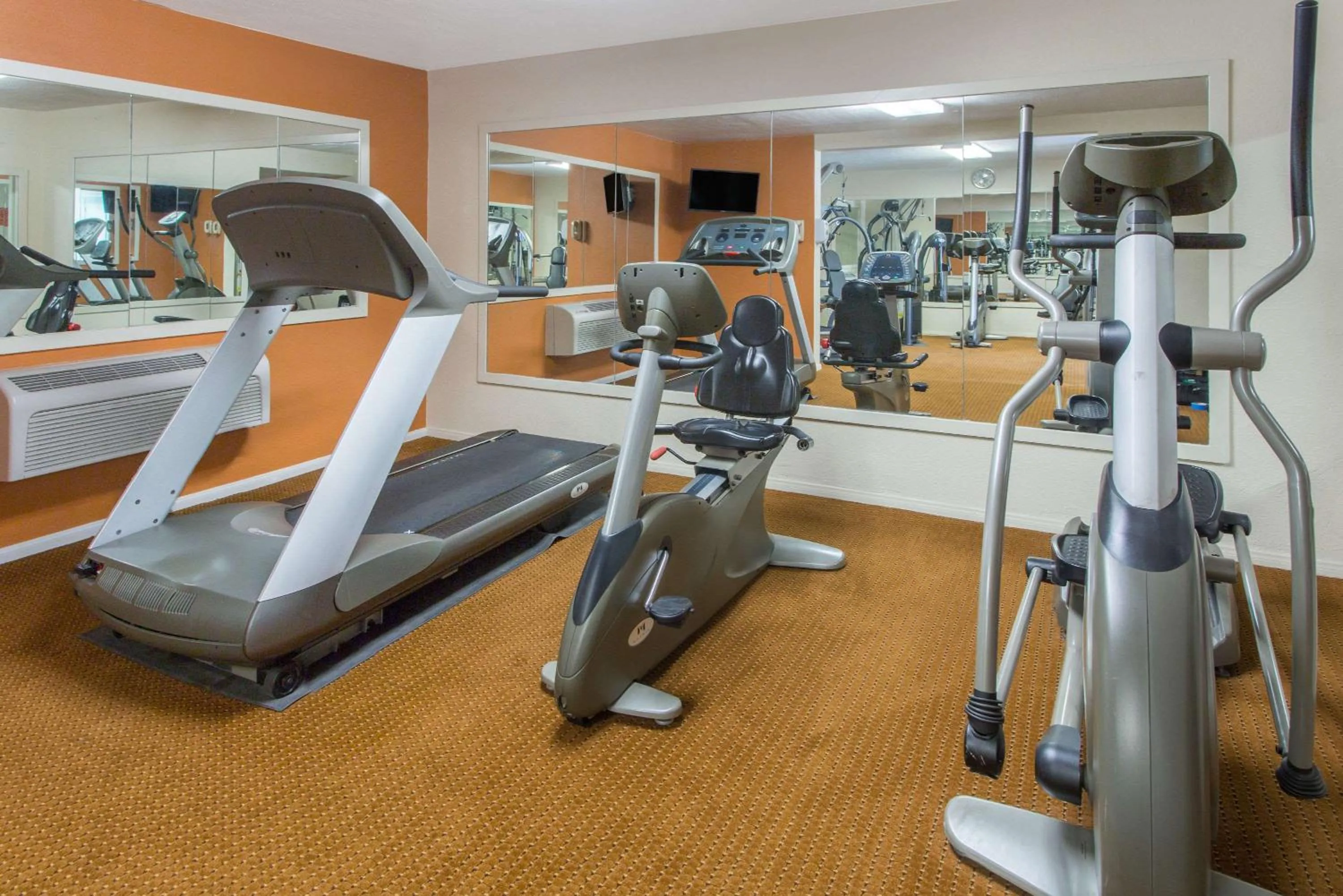 Fitness centre/facilities in Days Inn by Wyndham Palm Springs