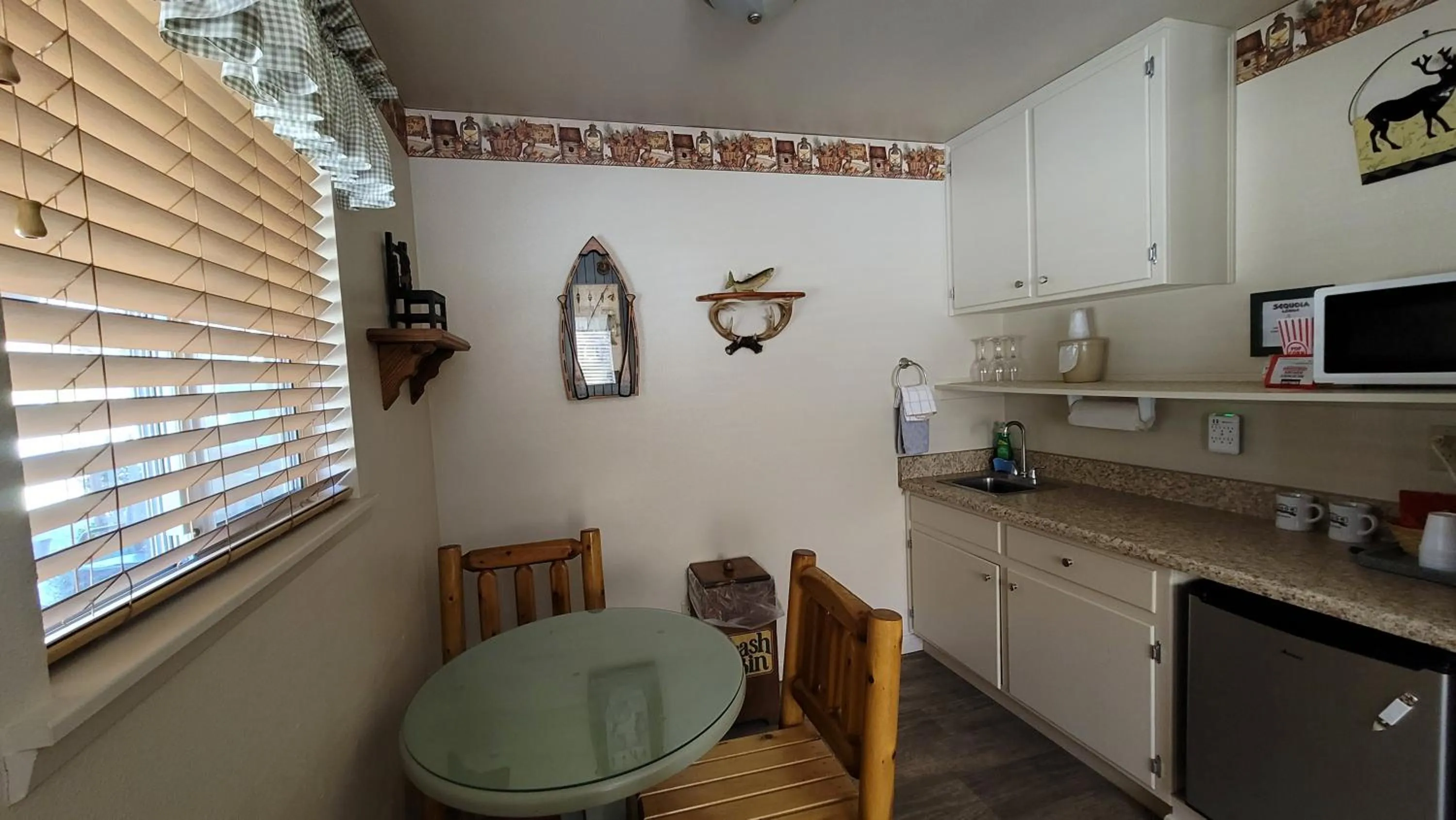 Kitchen or kitchenette in Sequoia Lodge