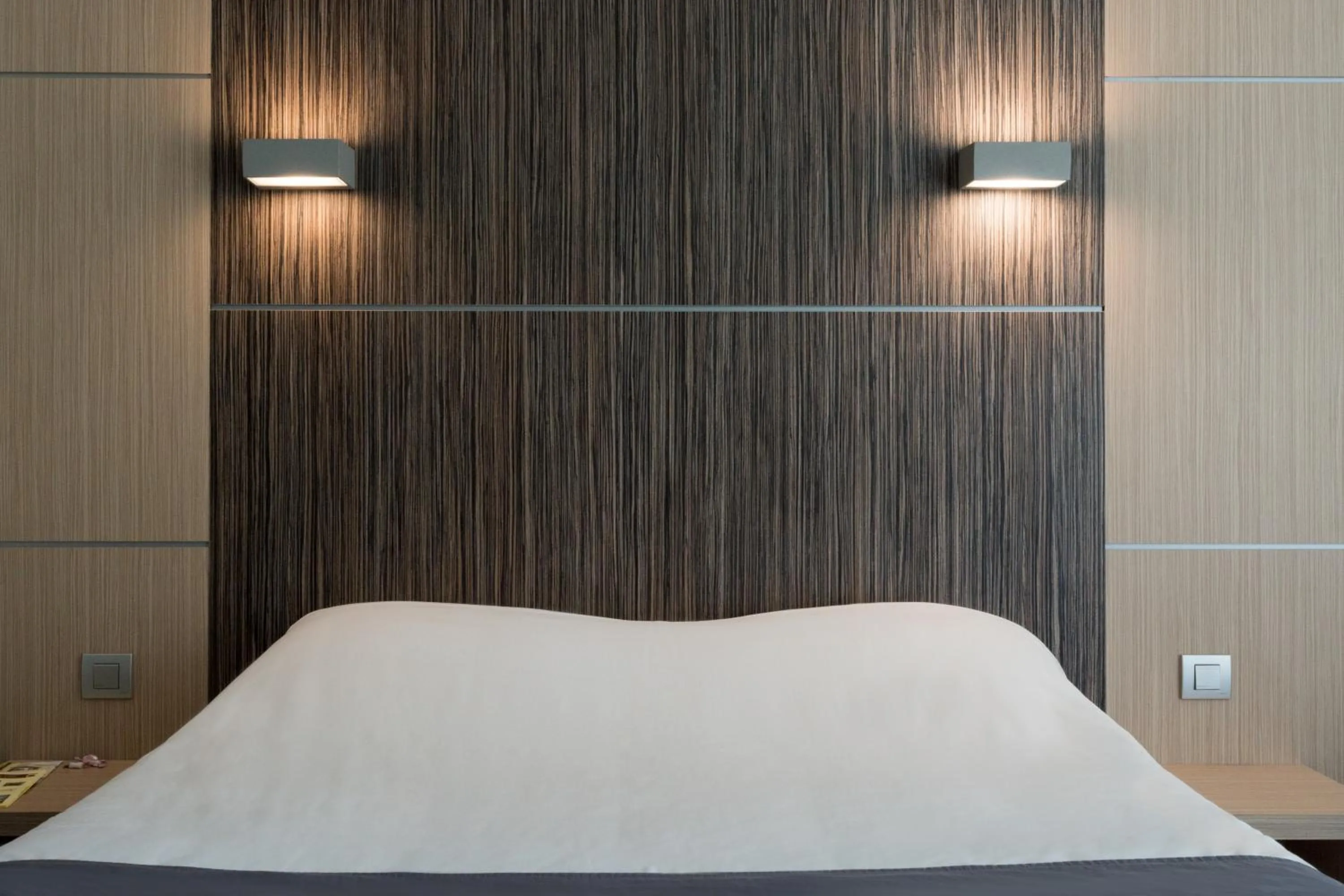 Bedroom, Bed in The Originals City, Hôtel Le Causséa, Castres