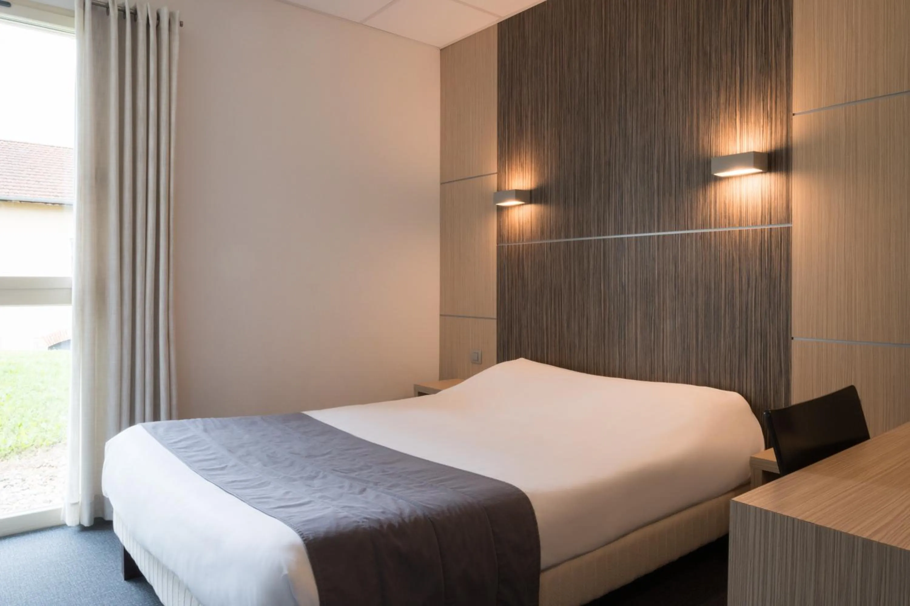 Photo of the whole room, Bed in The Originals City, Hôtel Le Causséa, Castres