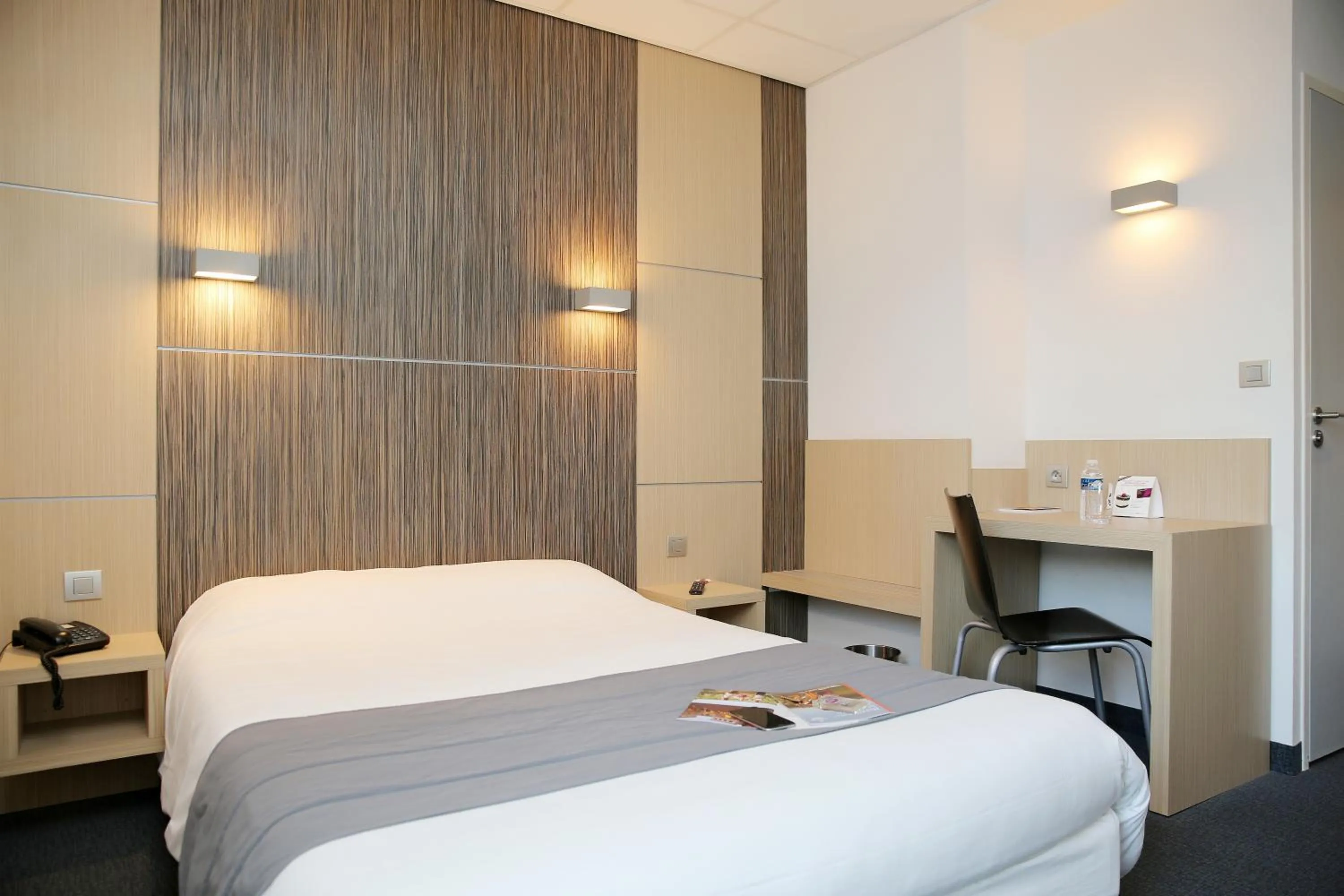 Bedroom, Bed in The Originals City, Hôtel Le Causséa, Castres