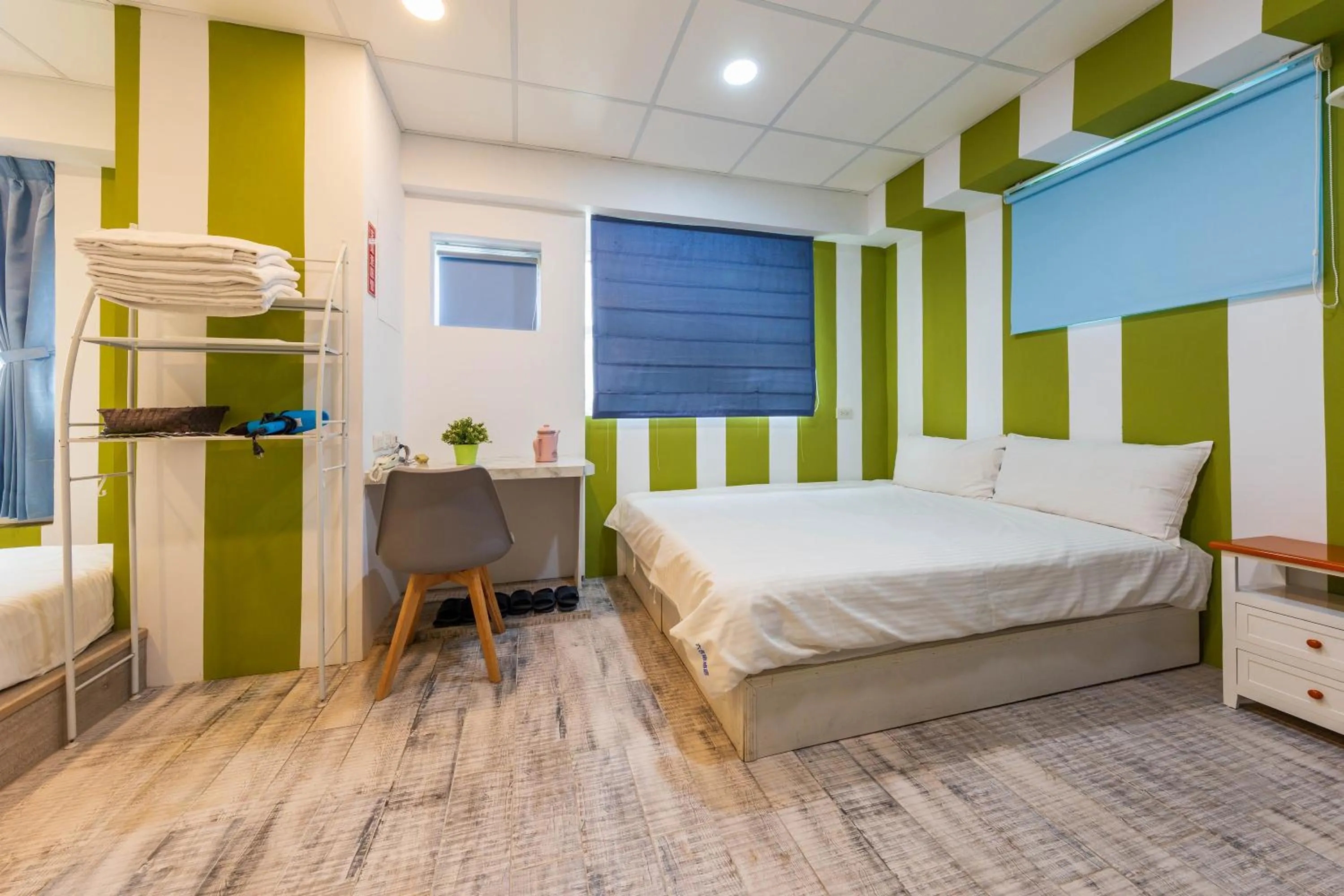 Photo of the whole room, Bed in Liu He Su Hotel