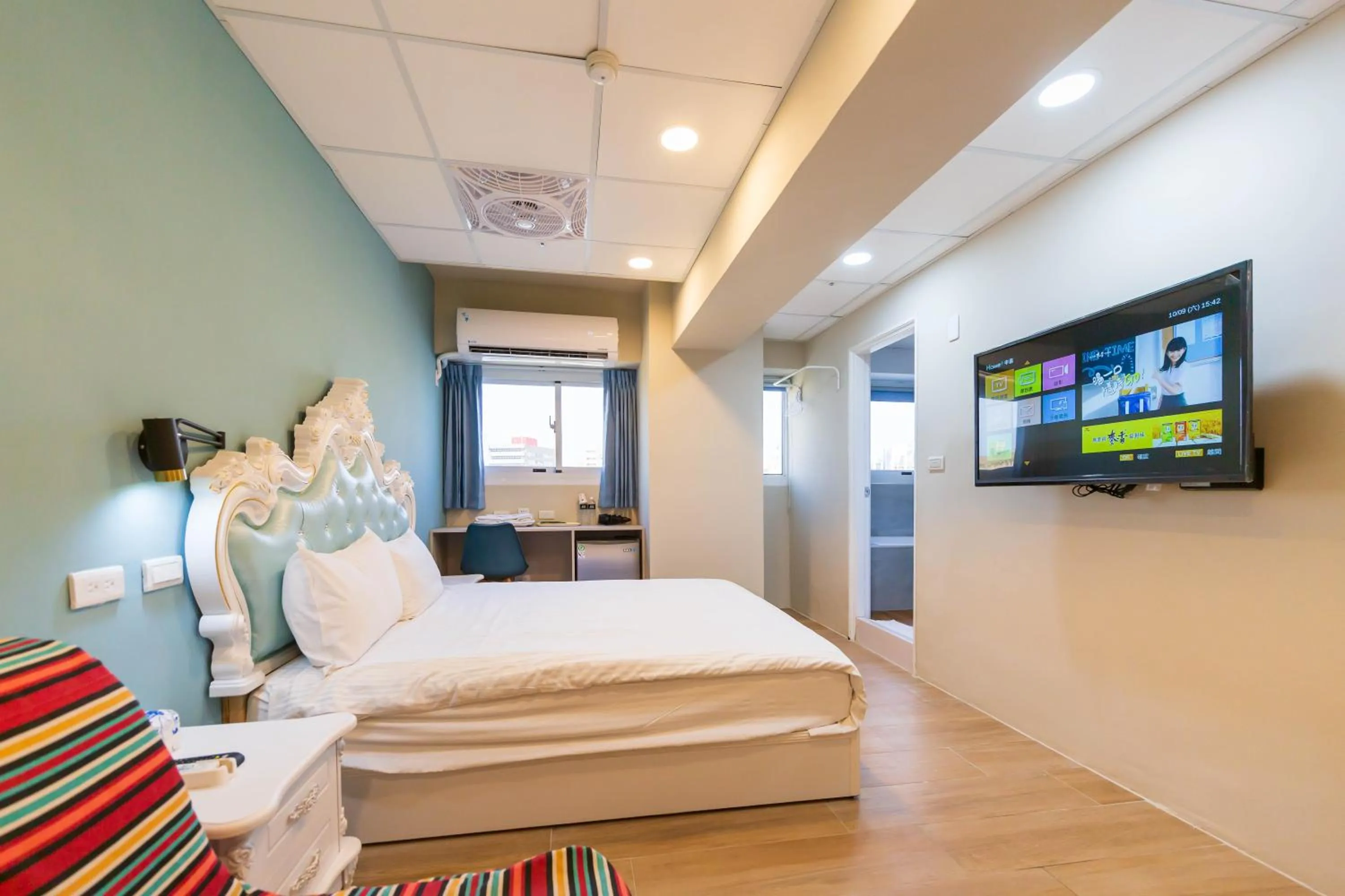 Photo of the whole room, Bed in Liu He Su Hotel