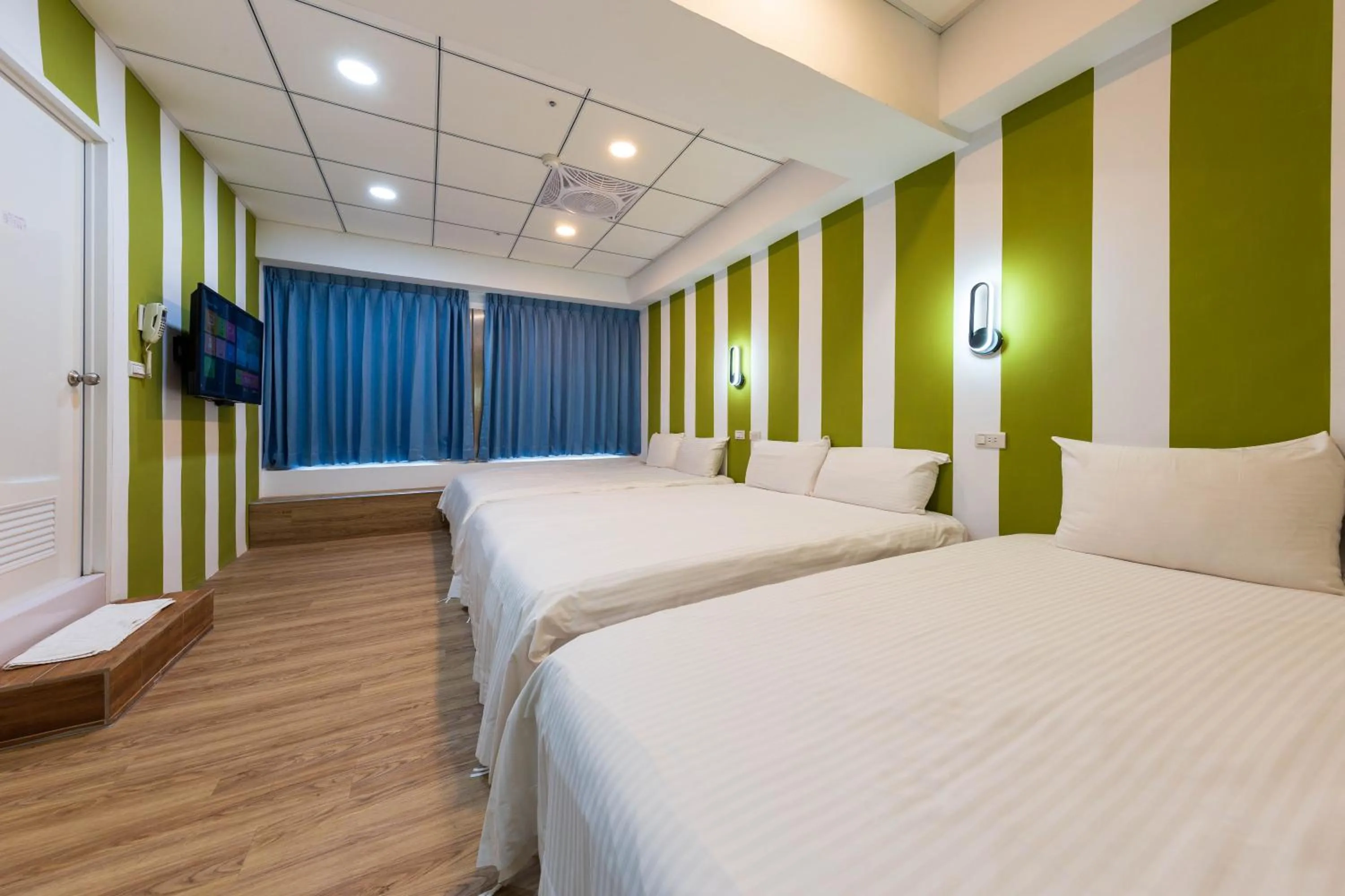 Photo of the whole room, Bed in Liu He Su Hotel