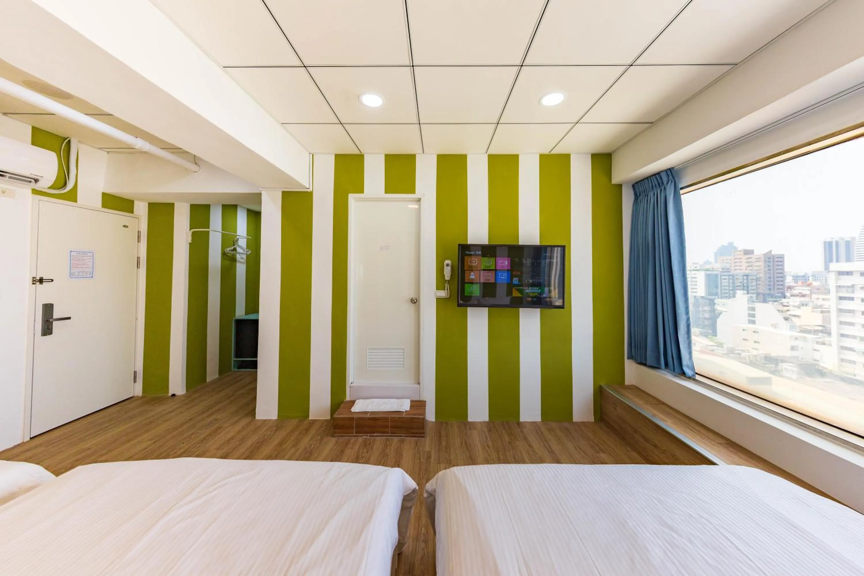 Photo of the whole room, Bed in Liu He Su Hotel