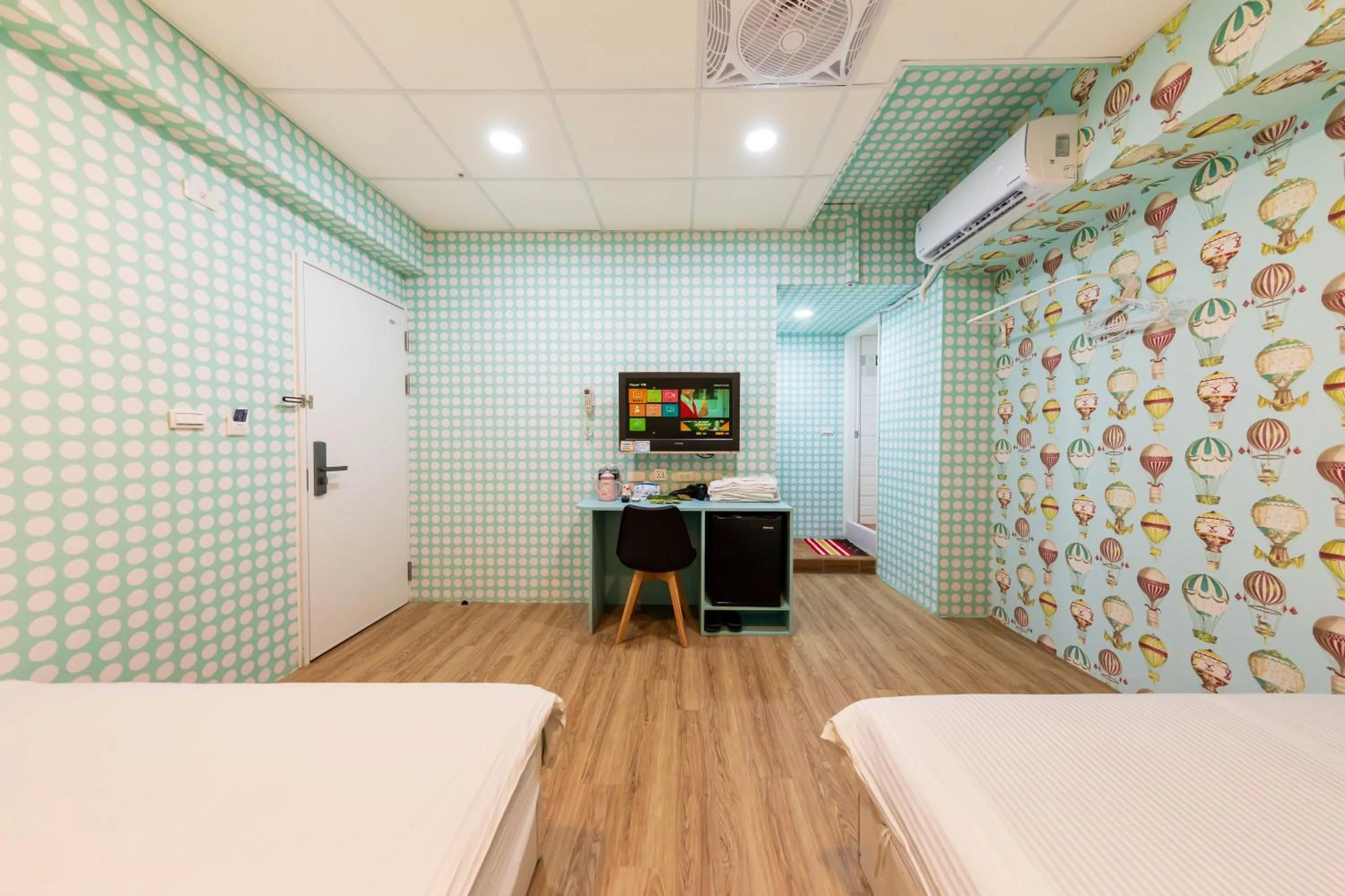 Photo of the whole room, Bed in Liu He Su Hotel