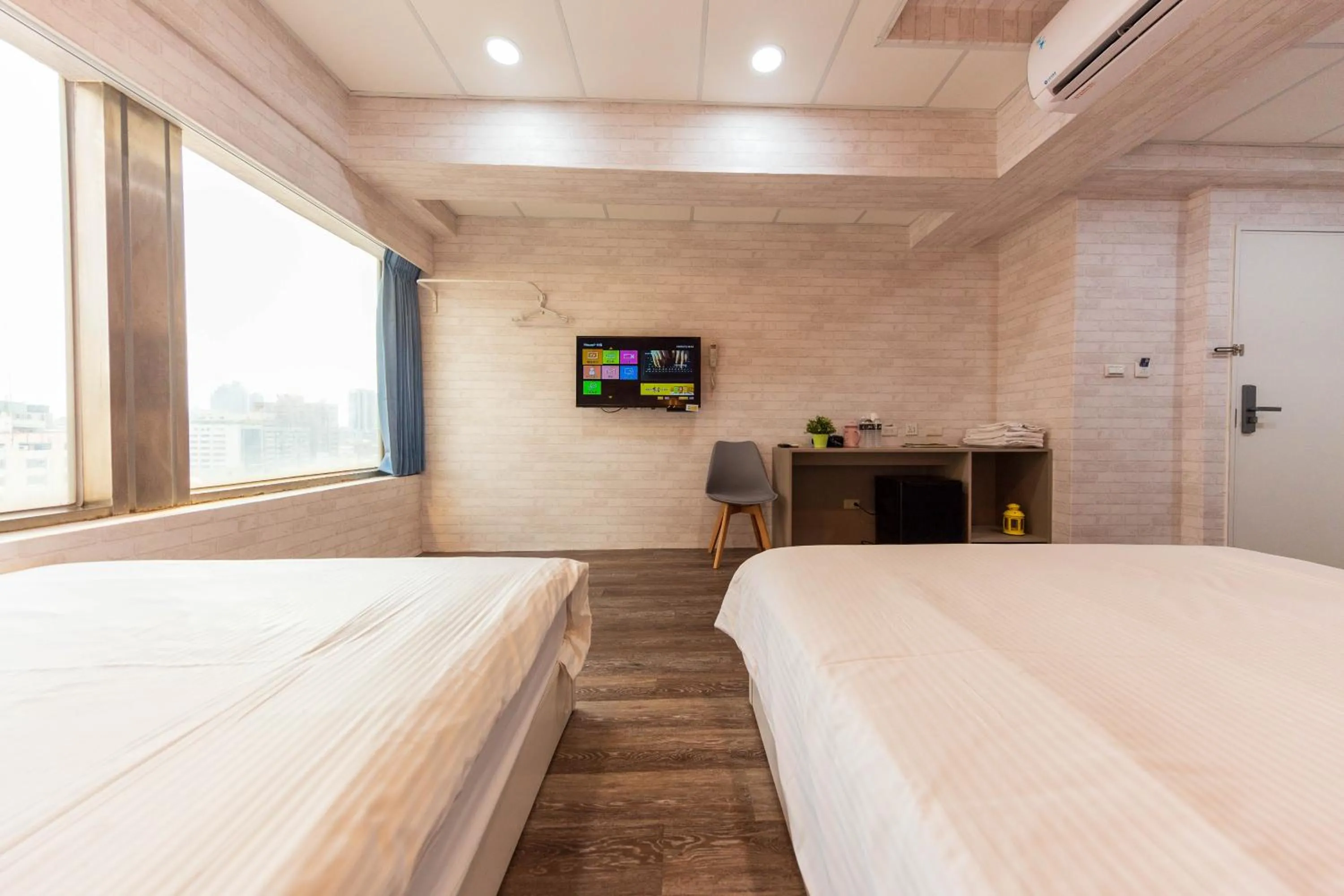 Photo of the whole room, Bed in Liu He Su Hotel