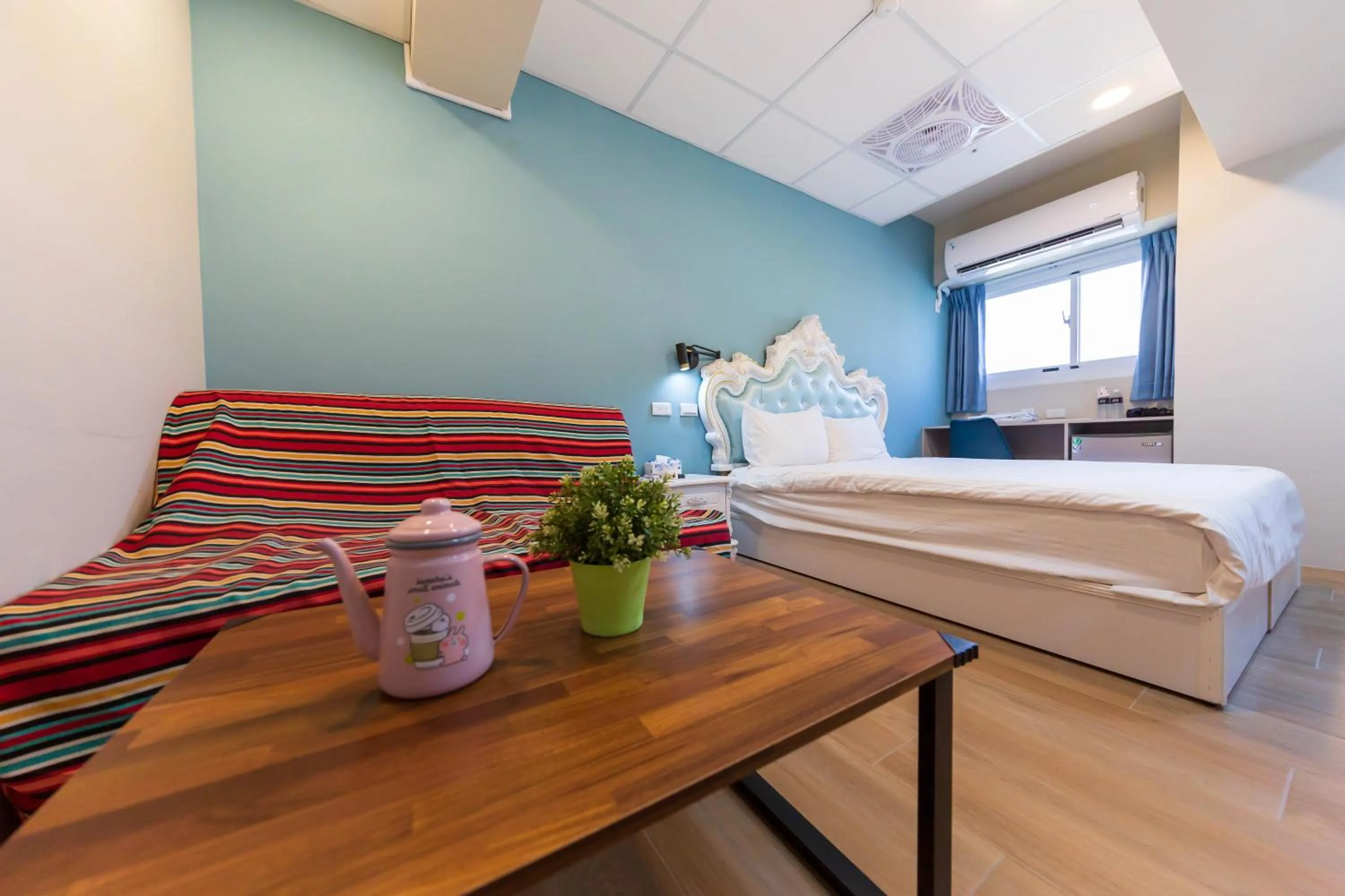 Photo of the whole room, Bed in Liu He Su Hotel