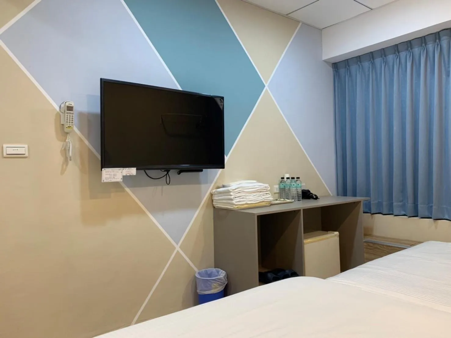 Photo of the whole room, Bed in Liu He Su Hotel