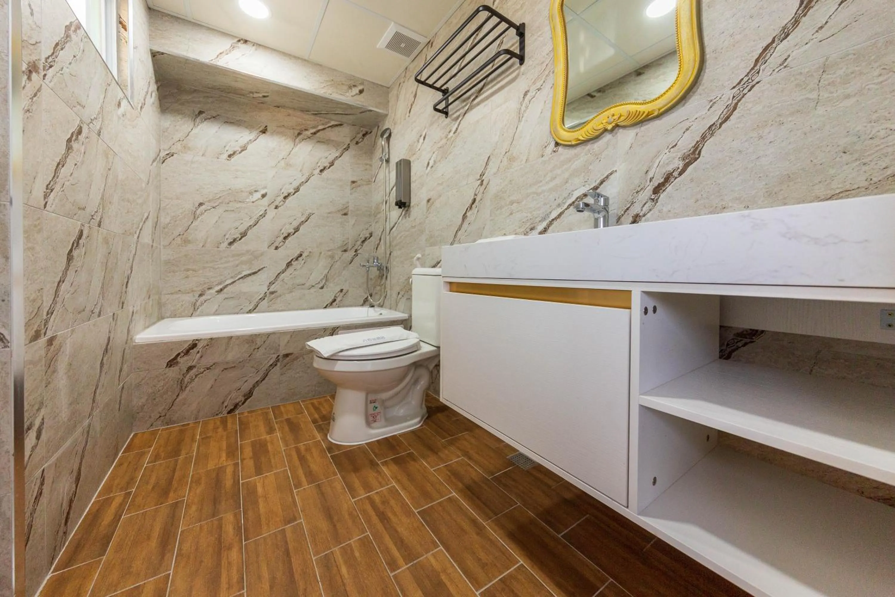 Bathroom in Liu He Su Hotel