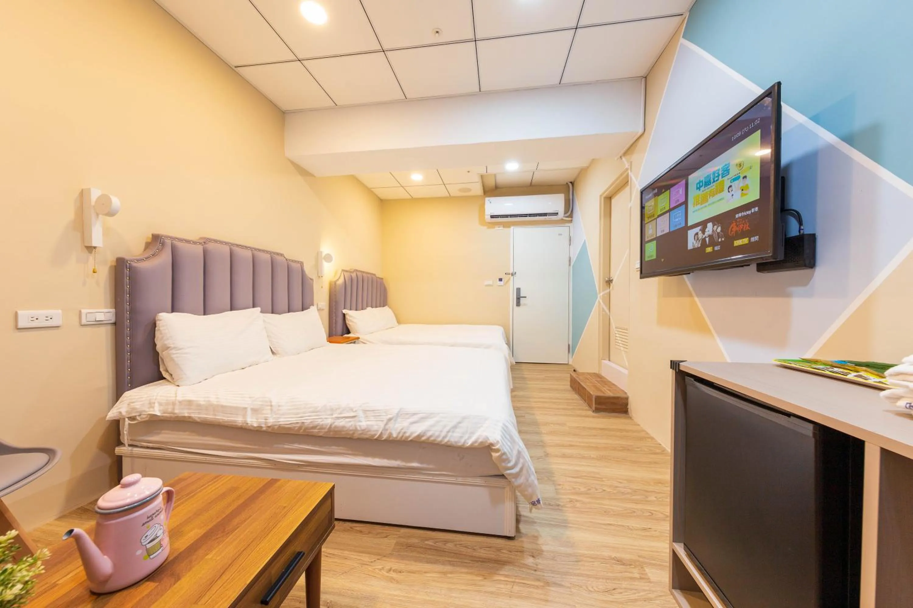 Photo of the whole room, Bed in Liu He Su Hotel