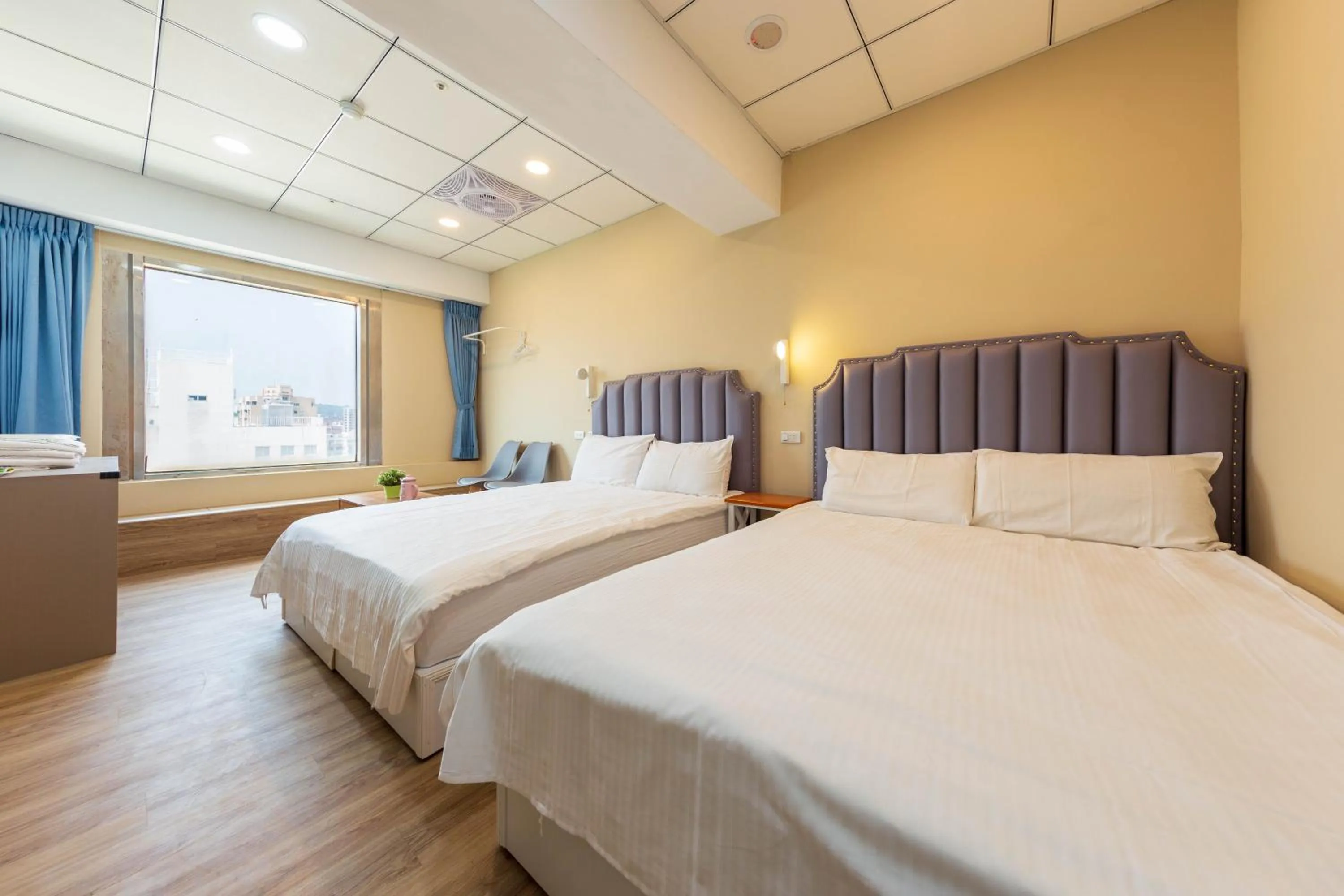 Photo of the whole room, Bed in Liu He Su Hotel