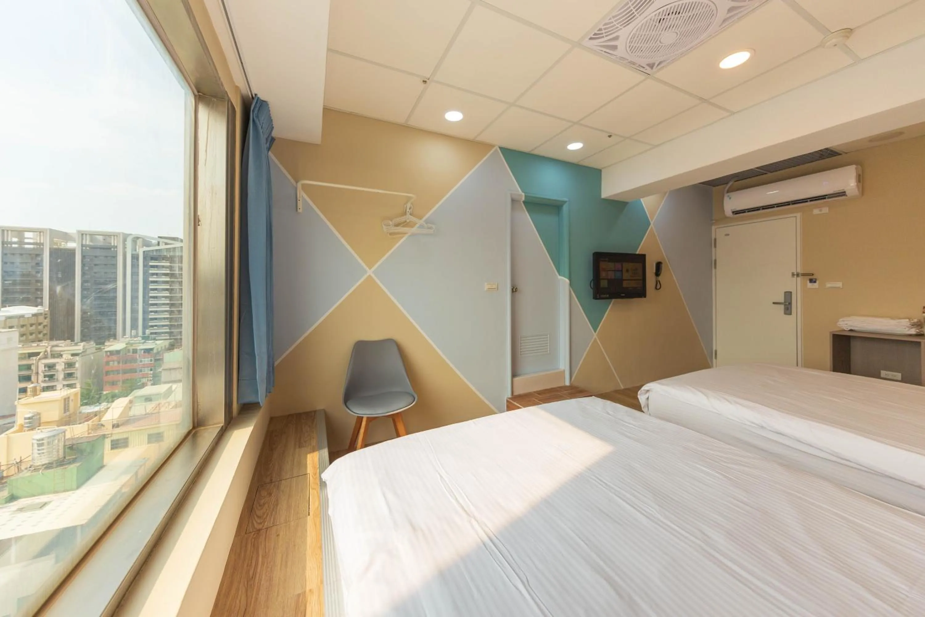 Photo of the whole room, Bed in Liu He Su Hotel