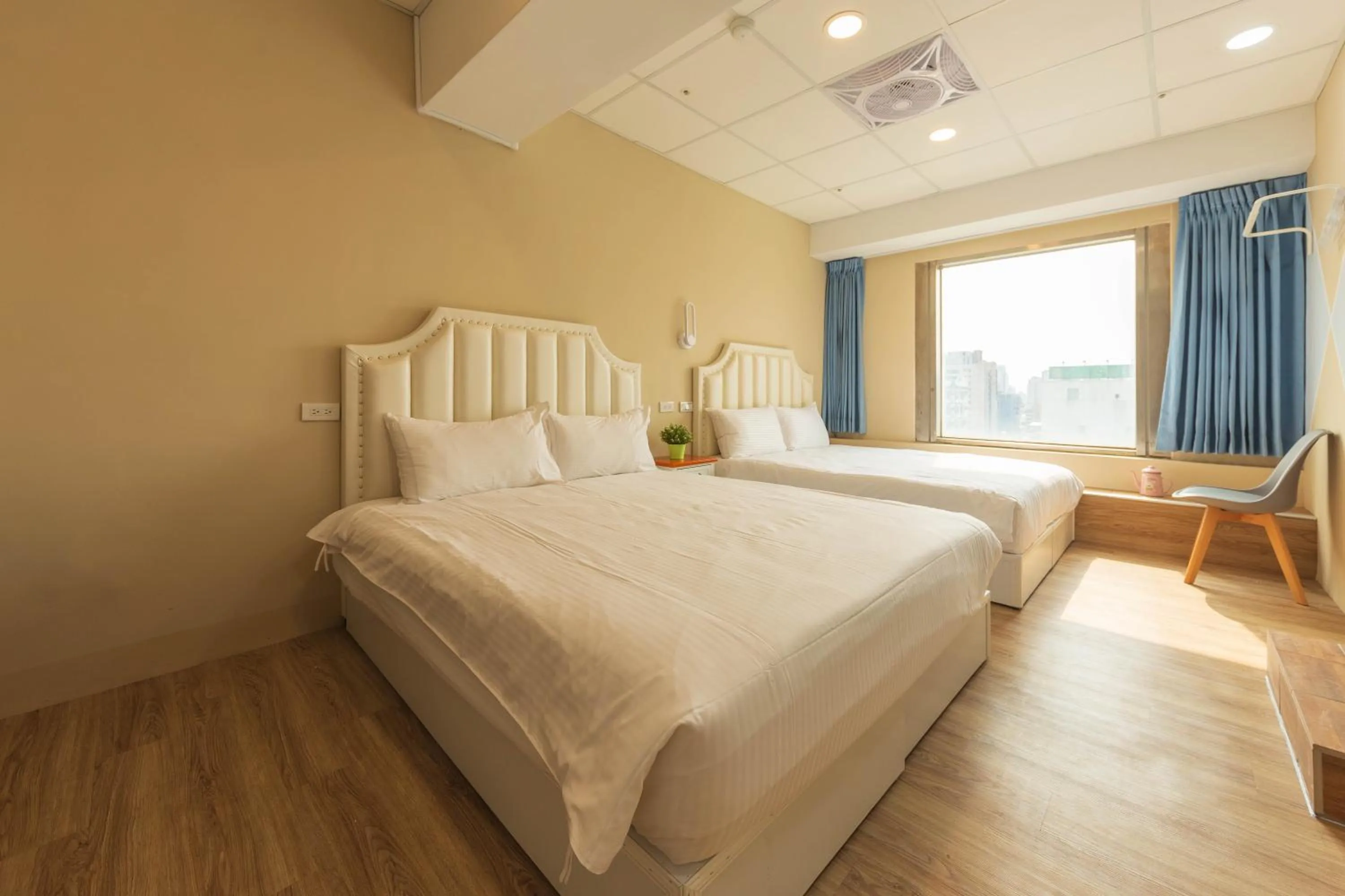 Photo of the whole room, Bed in Liu He Su Hotel