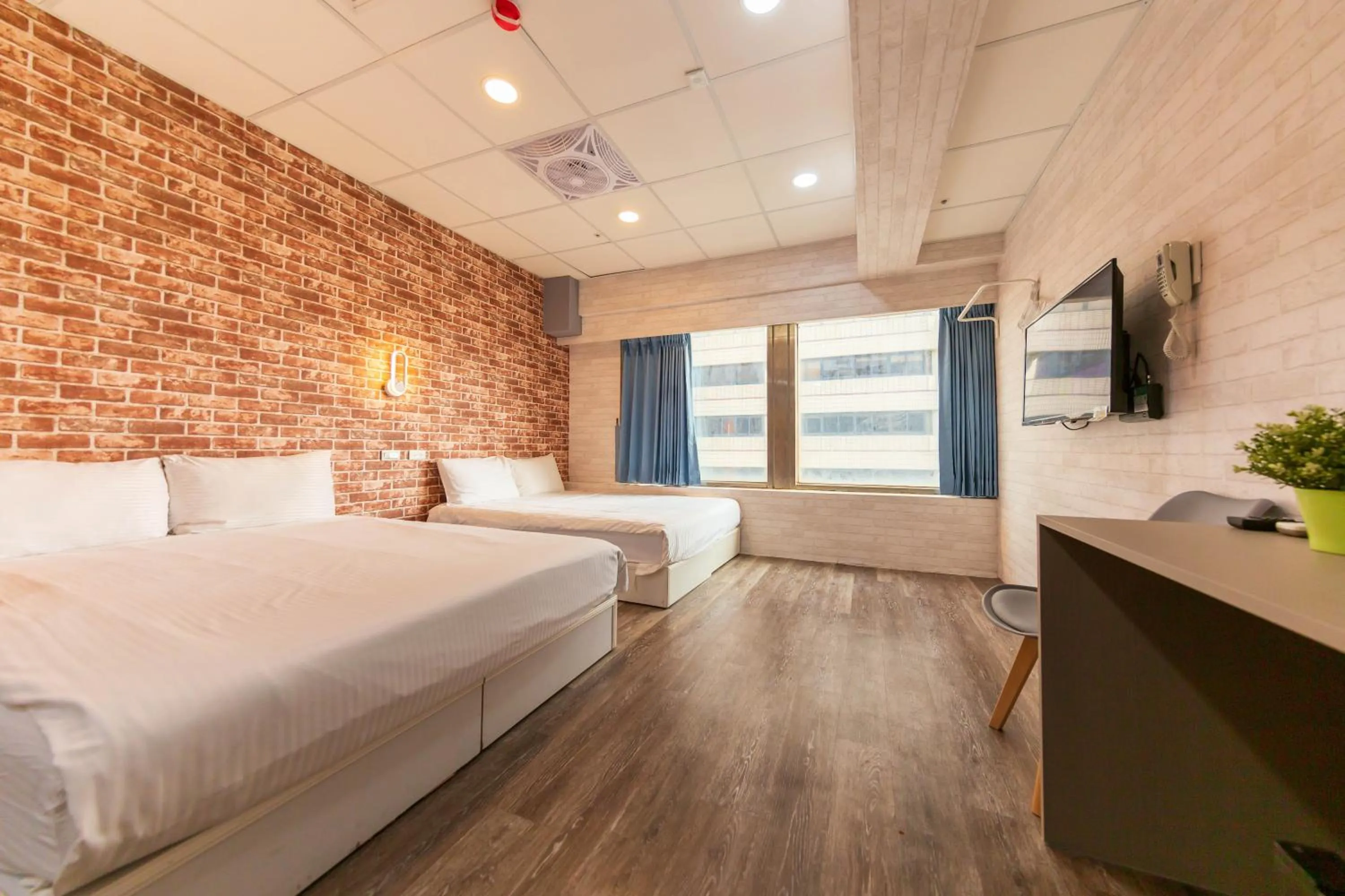 Photo of the whole room, Bed in Liu He Su Hotel