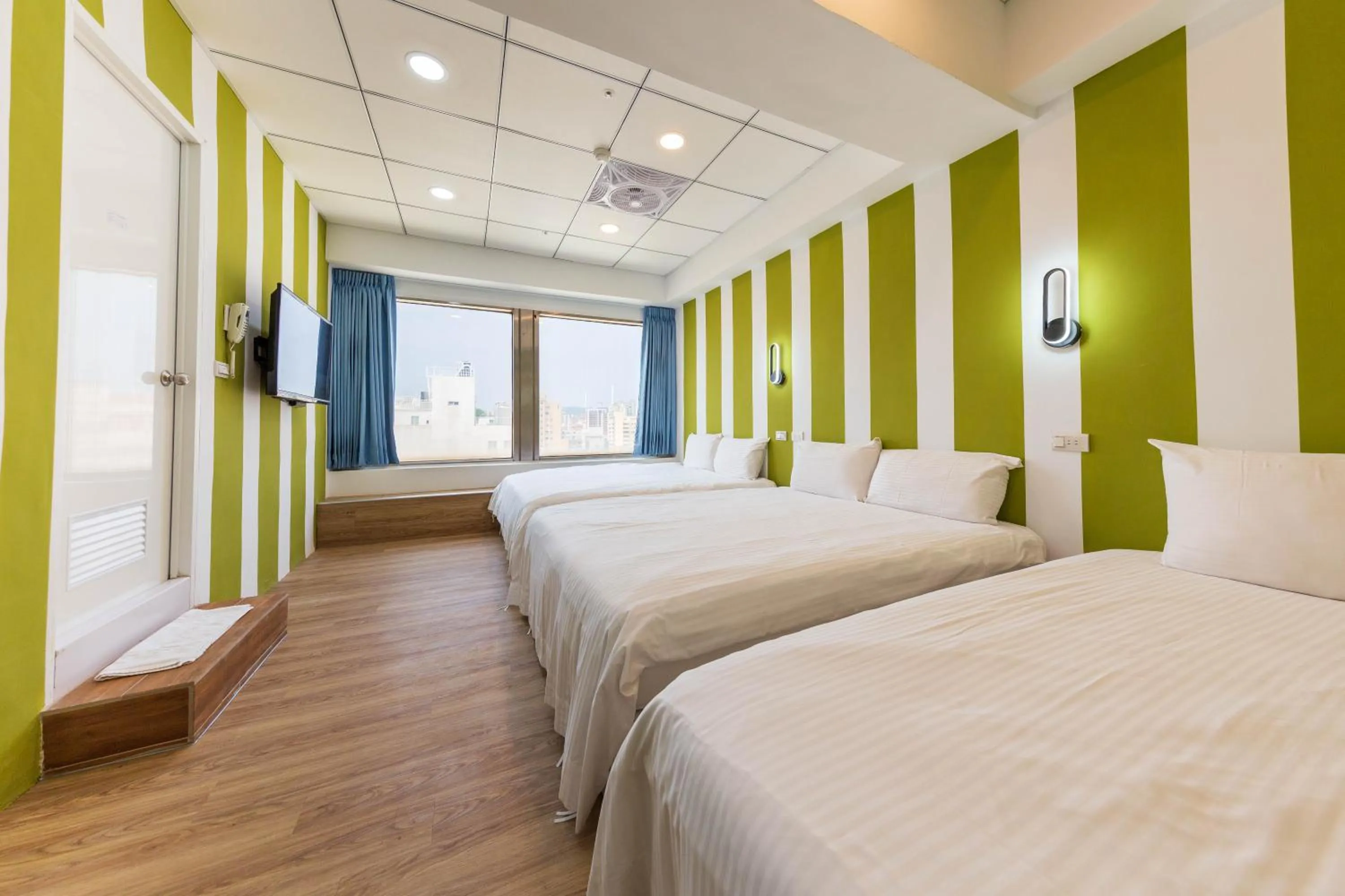 Photo of the whole room, Bed in Liu He Su Hotel