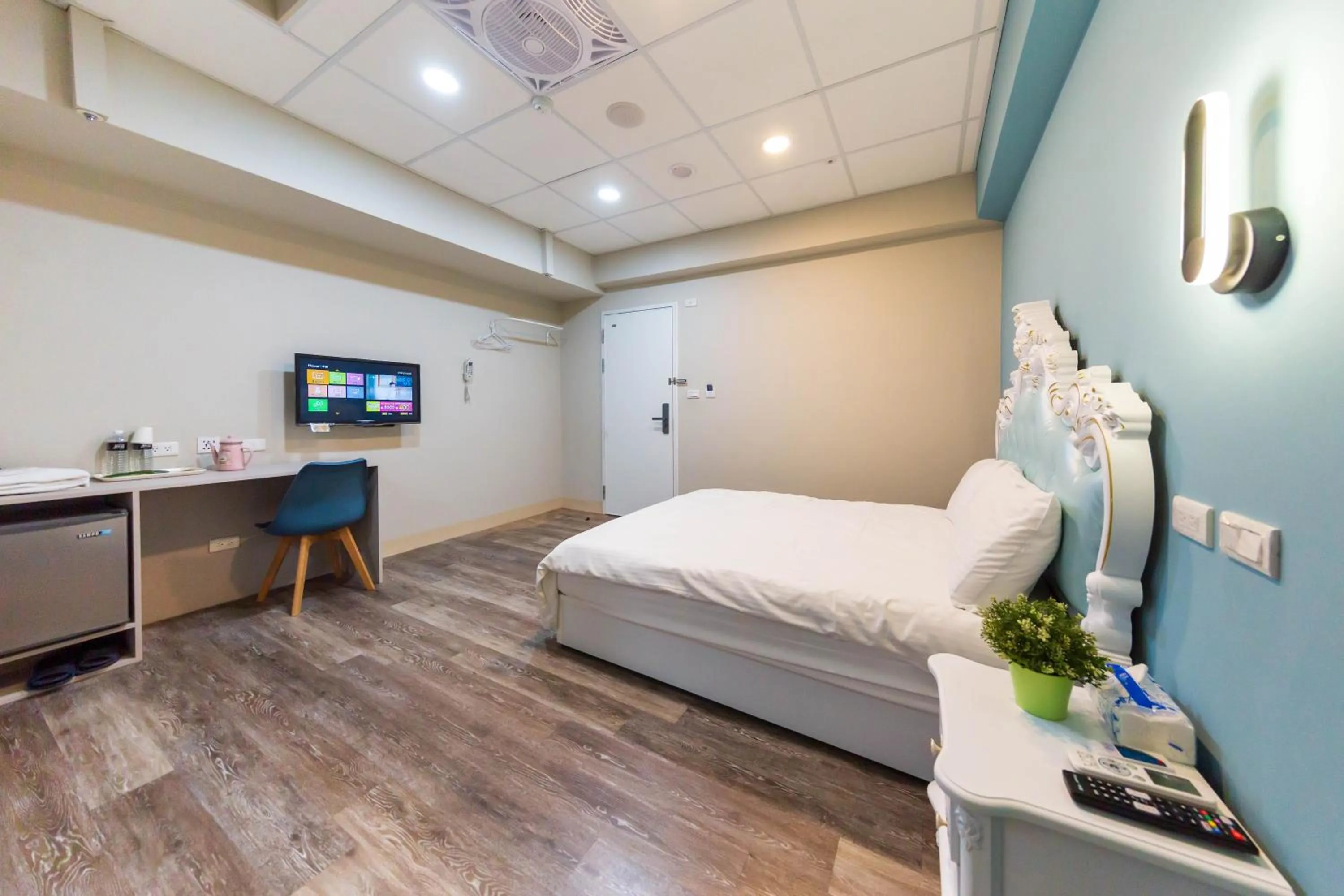 Photo of the whole room, Bed in Liu He Su Hotel