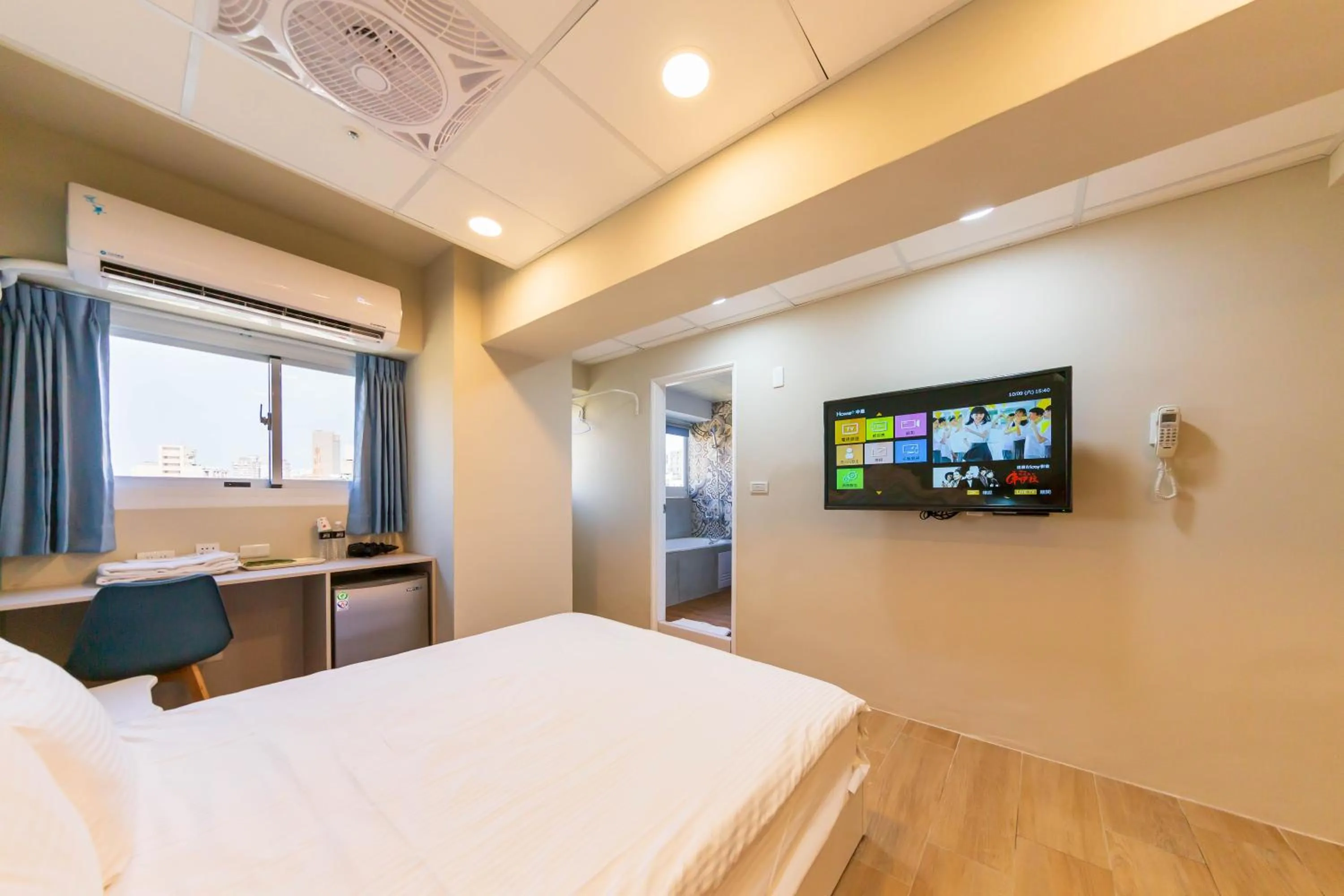 Photo of the whole room, Bed in Liu He Su Hotel