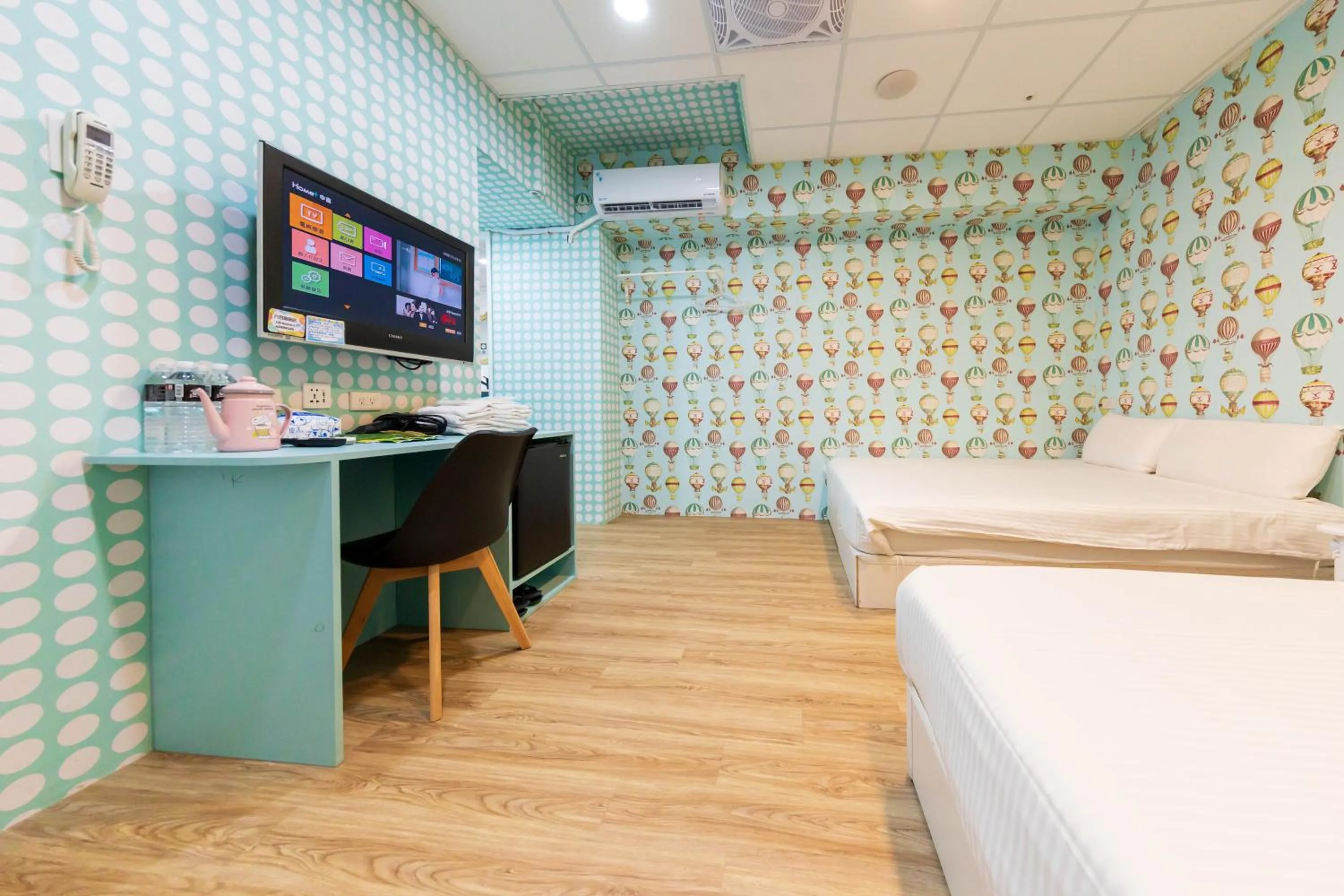 Photo of the whole room, Bed in Liu He Su Hotel