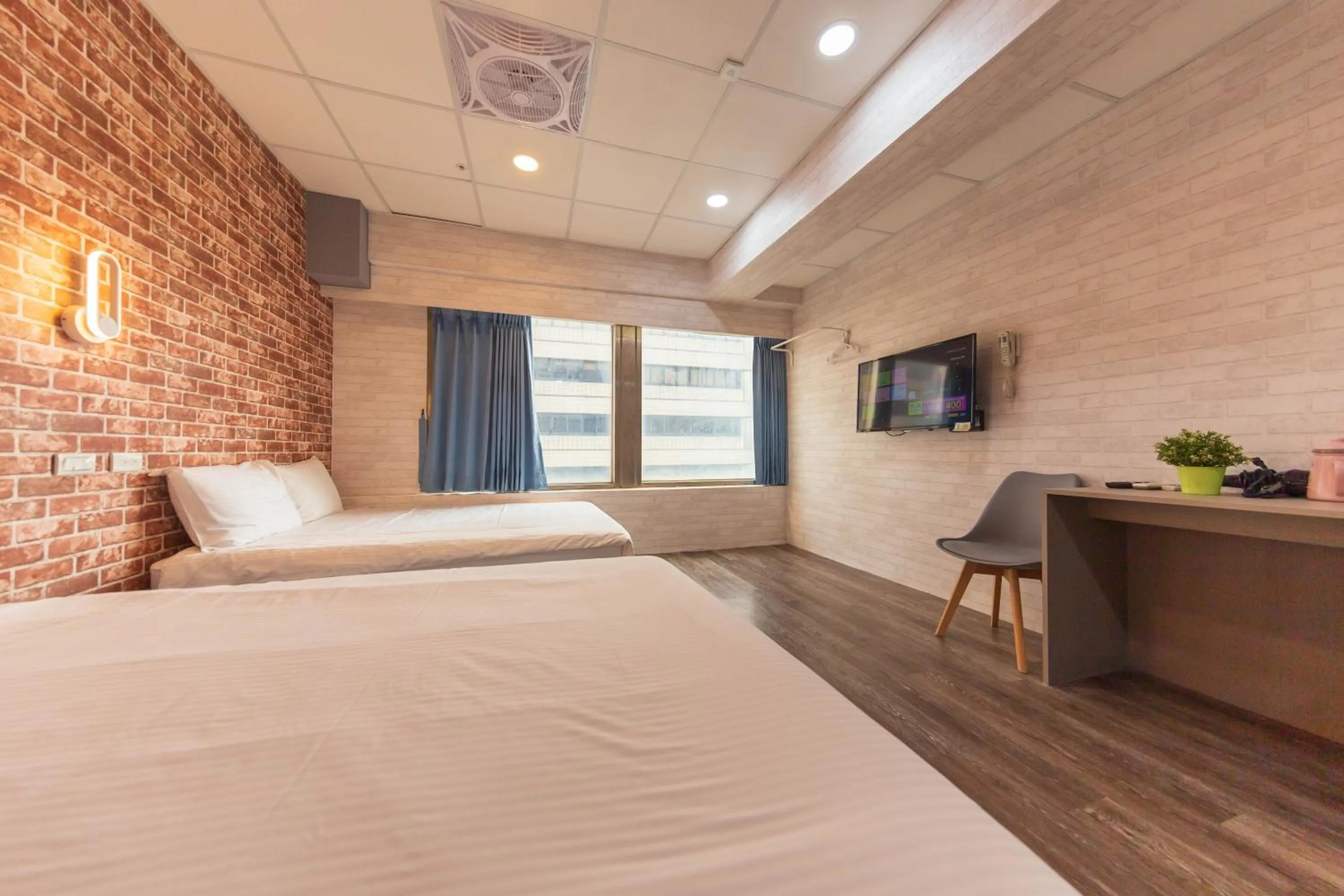 Photo of the whole room, Bed in Liu He Su Hotel