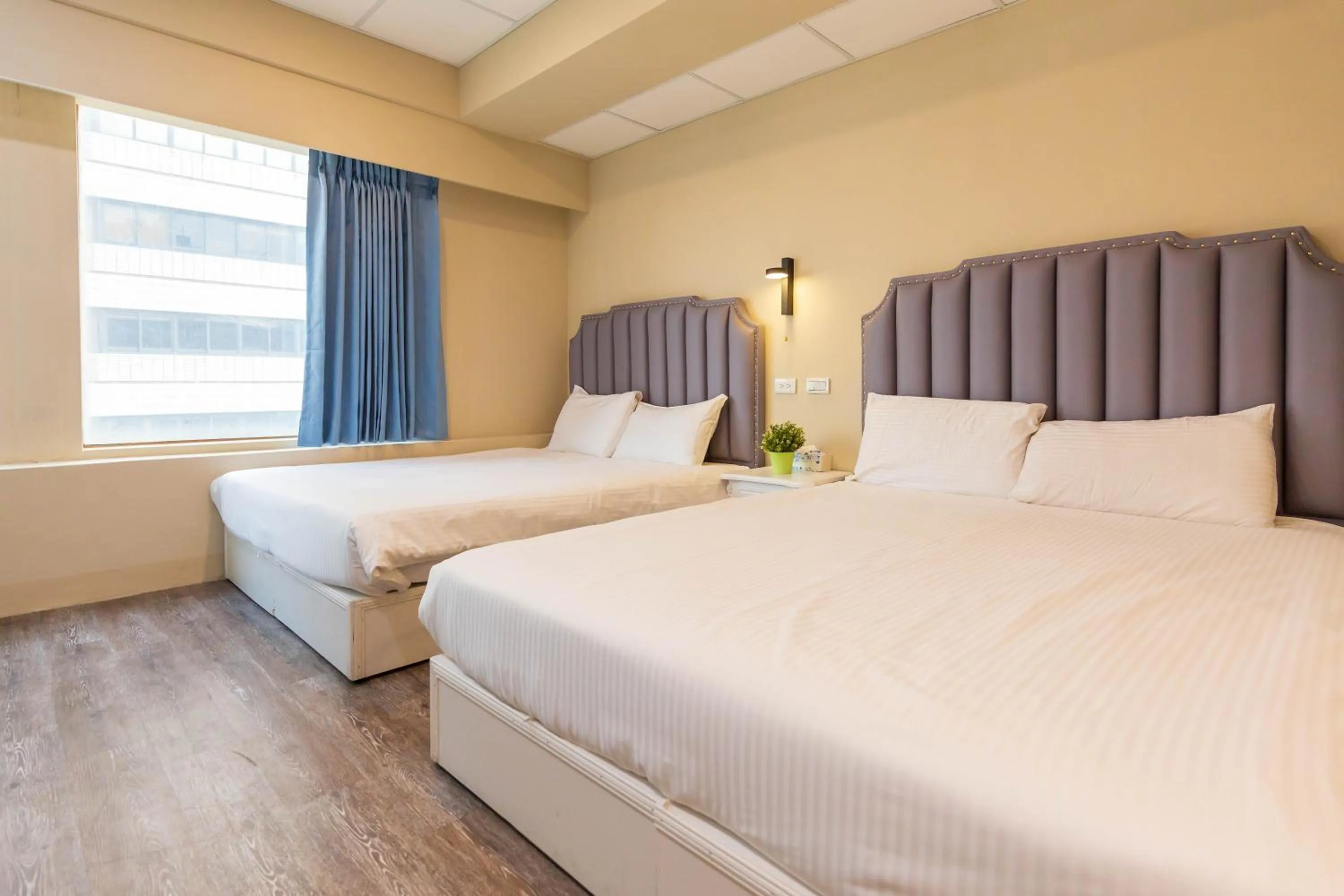 Photo of the whole room, Bed in Liu He Su Hotel