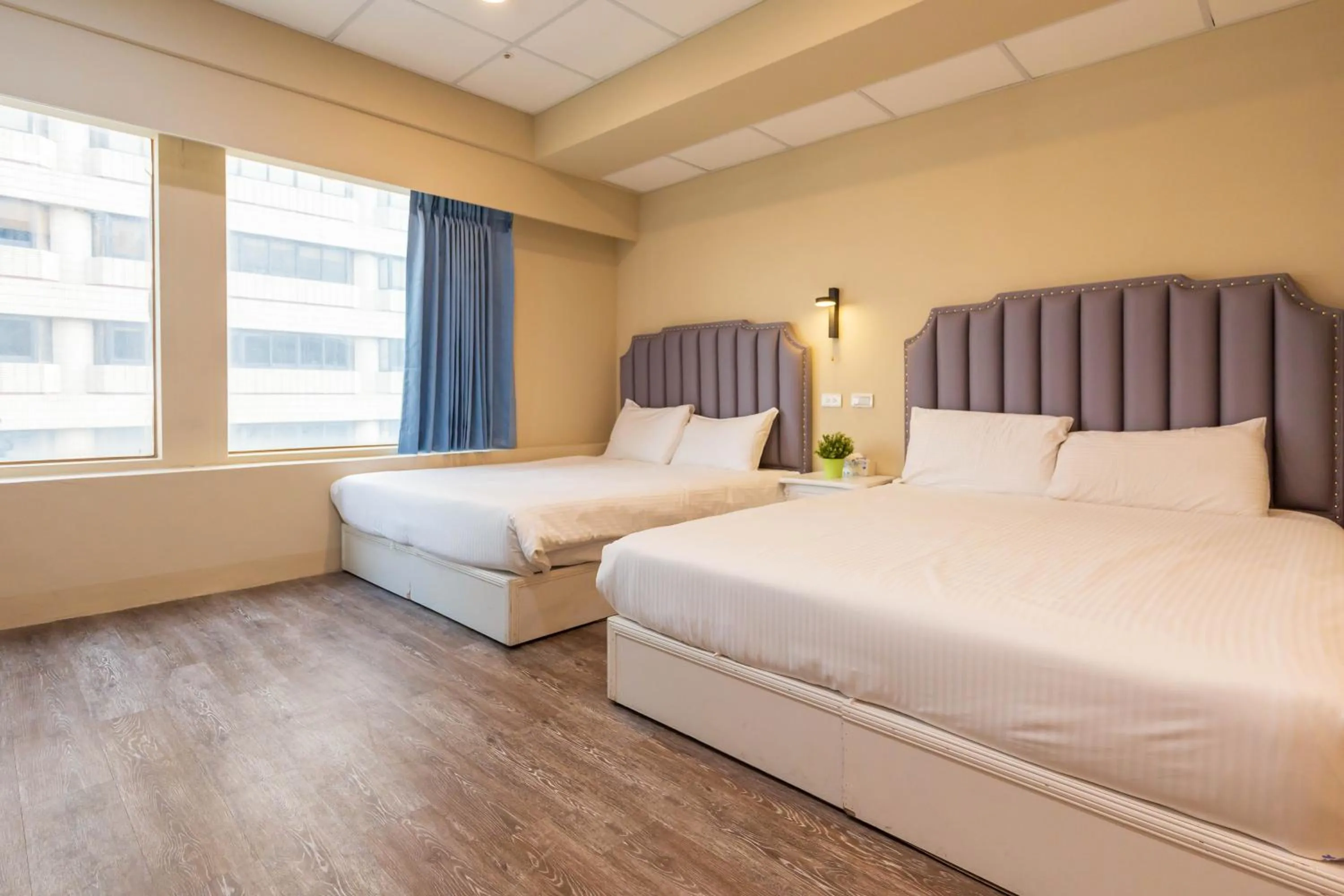 Photo of the whole room, Bed in Liu He Su Hotel