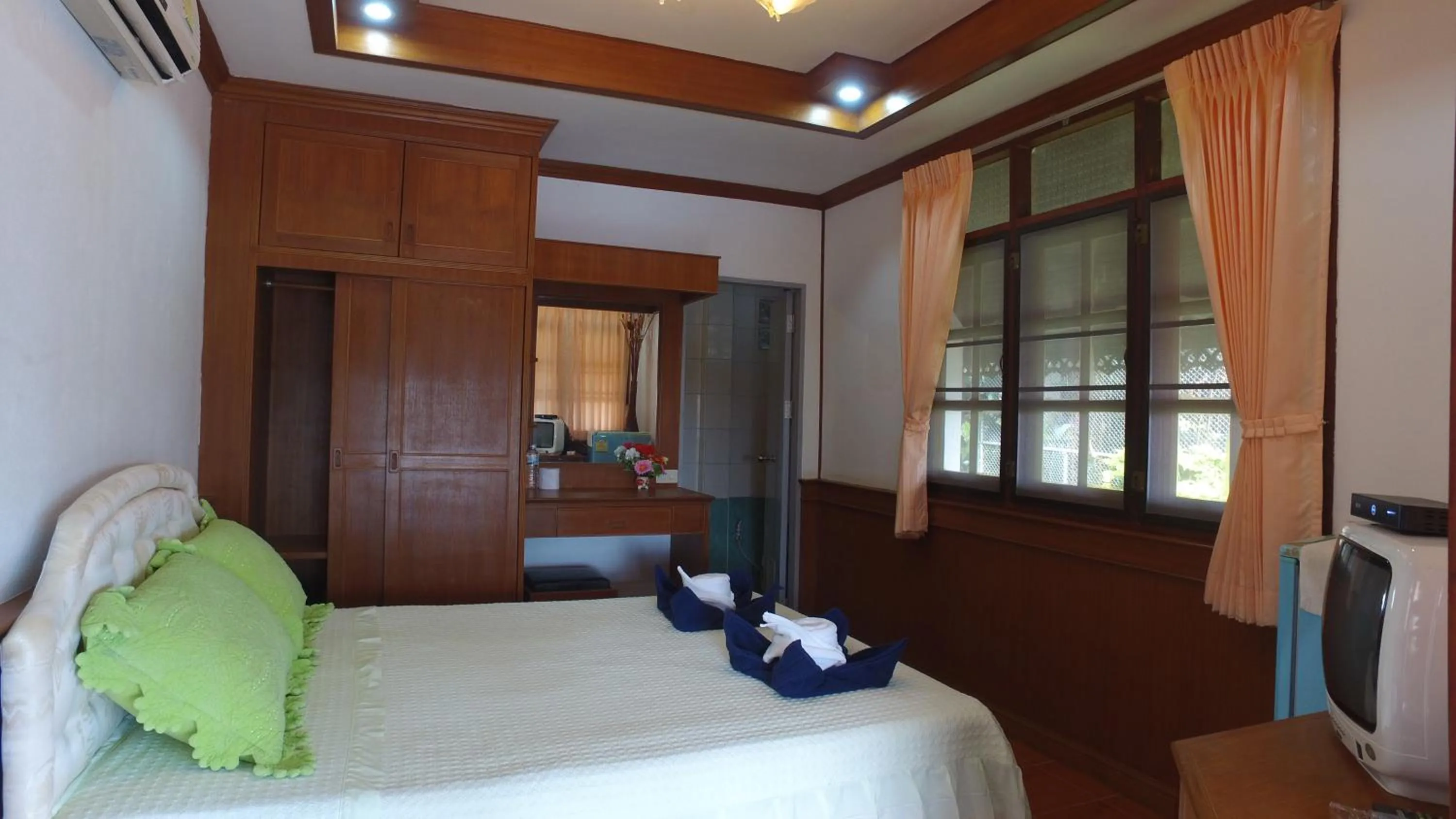 Photo of the whole room, Bed in Tanyaporn House