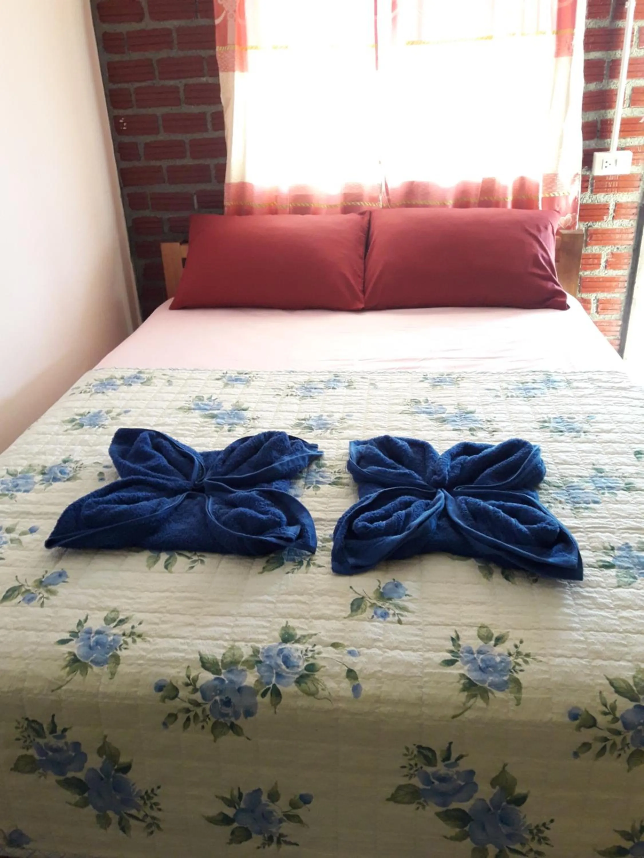 Photo of the whole room, Bed in Cat Bungalow