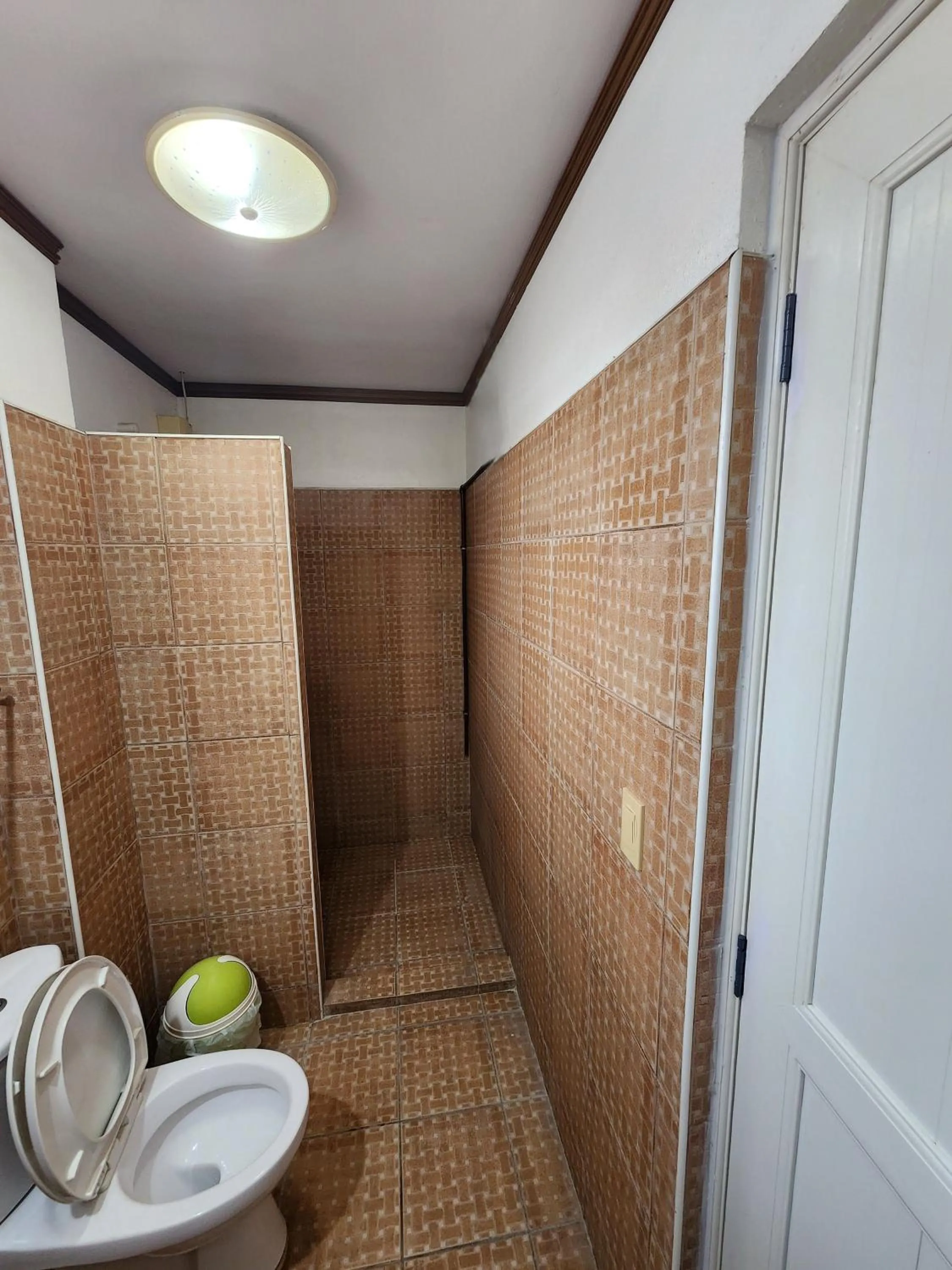 Shower in MB's Garden Inn