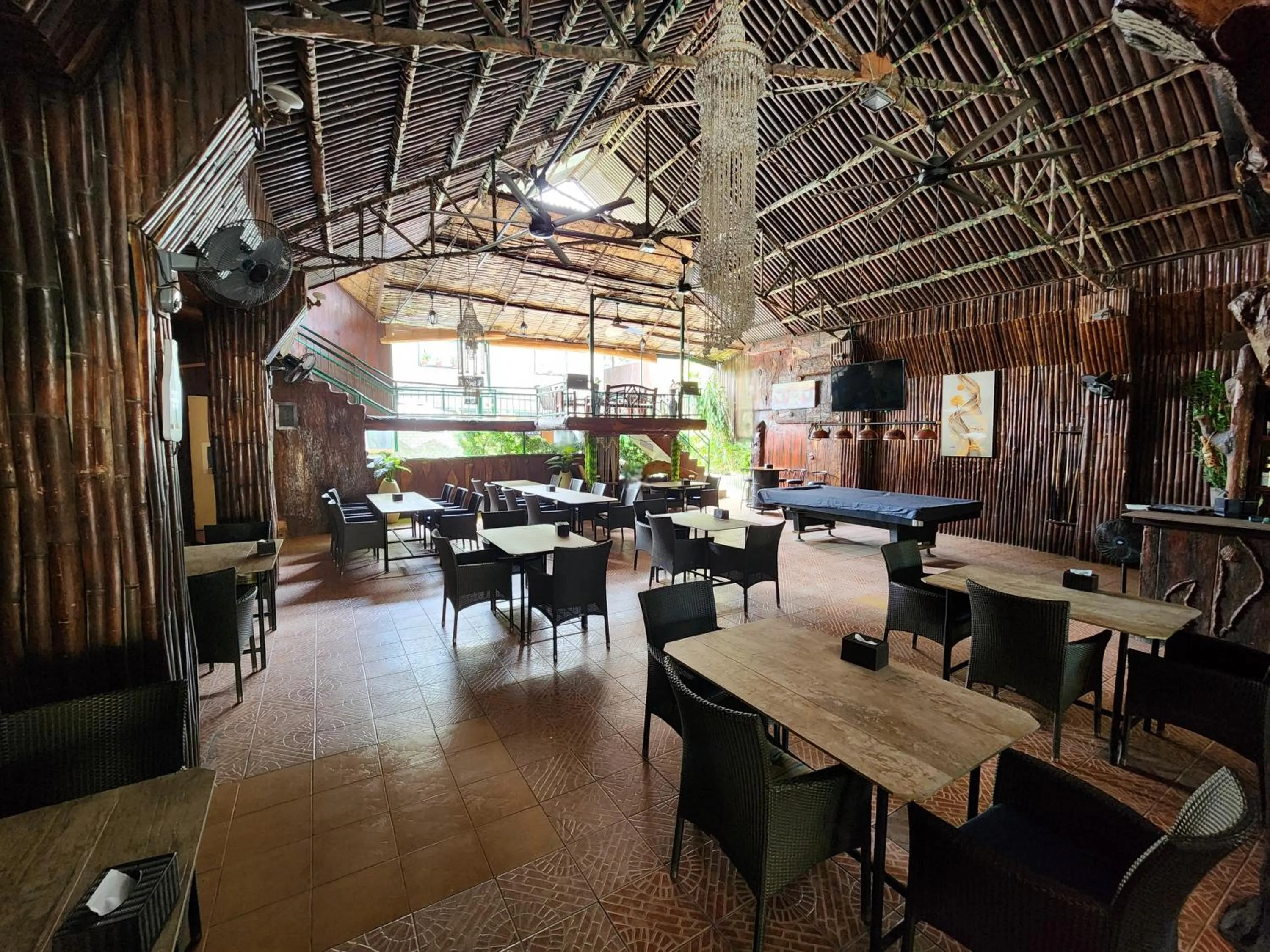 Restaurant/places to eat in MB's Garden Inn