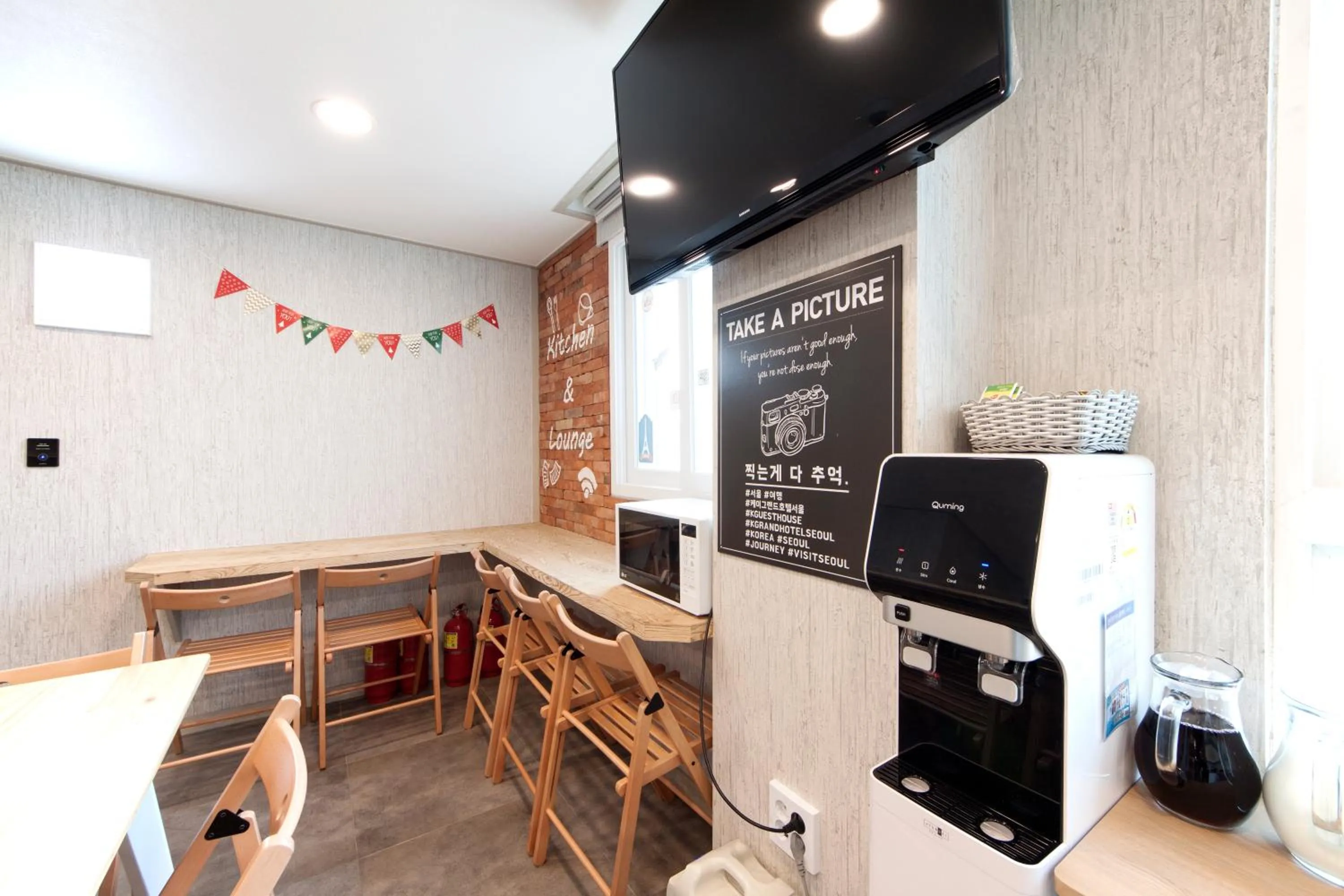 Communal lounge/ TV room in K-Grand Hotel Seoul