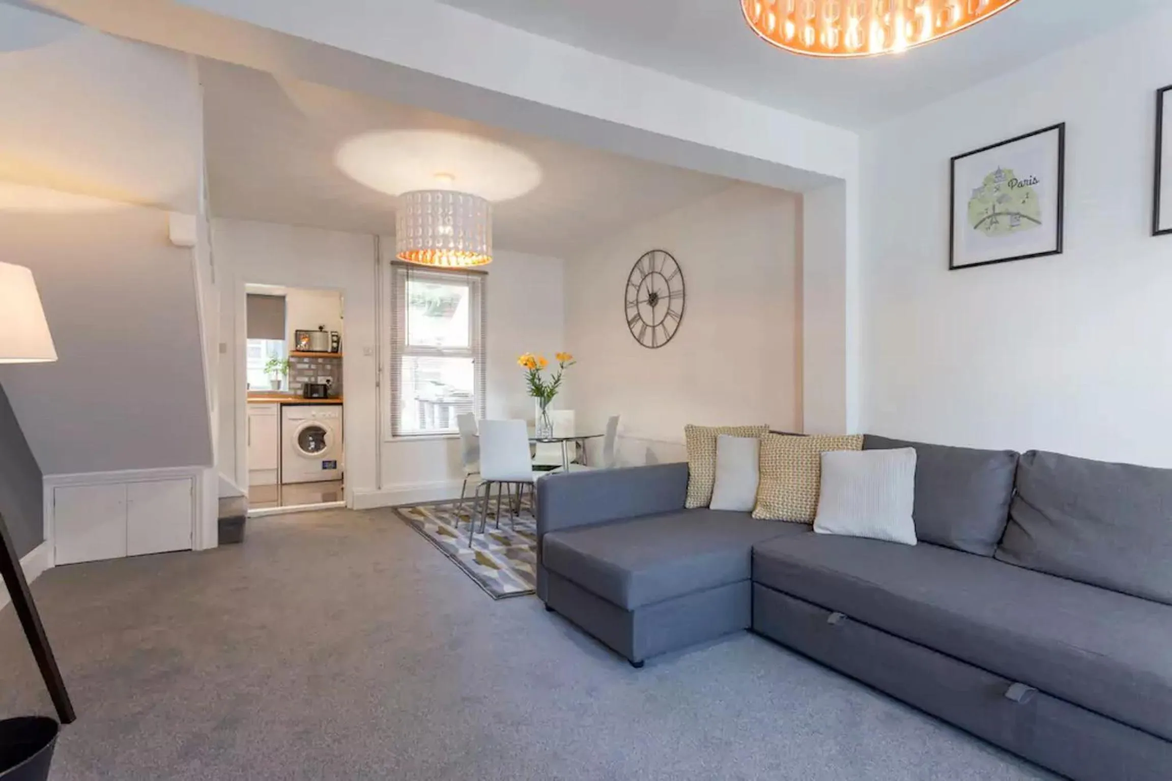 Seating area in Hastings House - Modern 2 Bedroom House in Central Luton & Near Airport