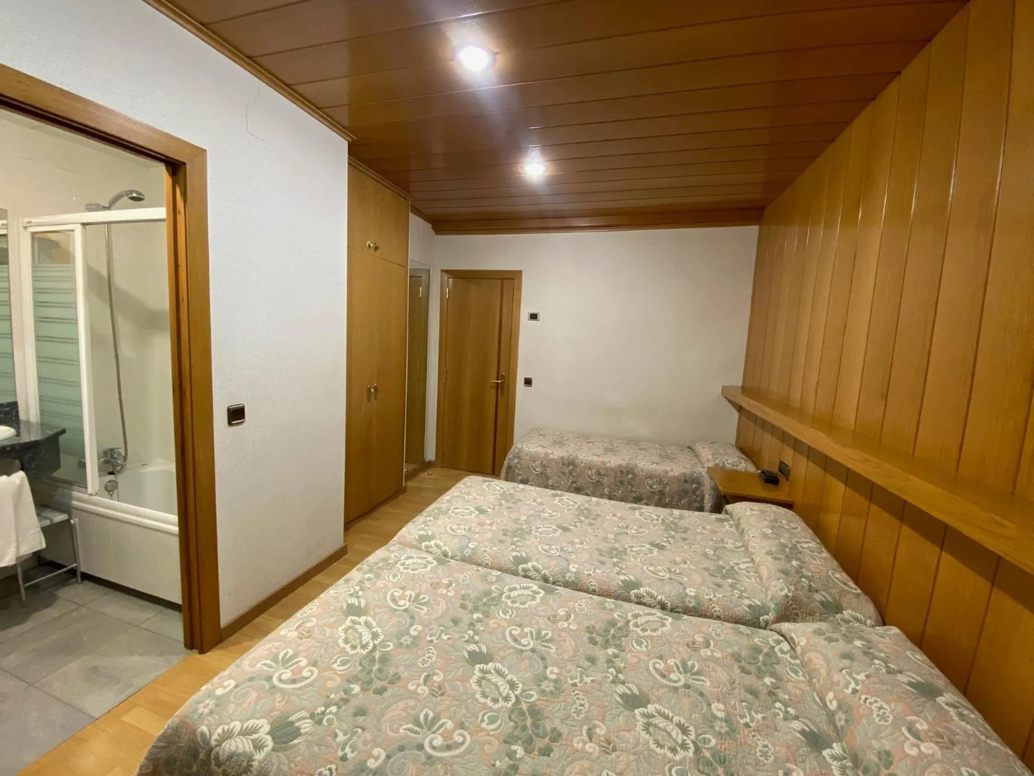 Shower, Bed in Hotel Sant Antoni