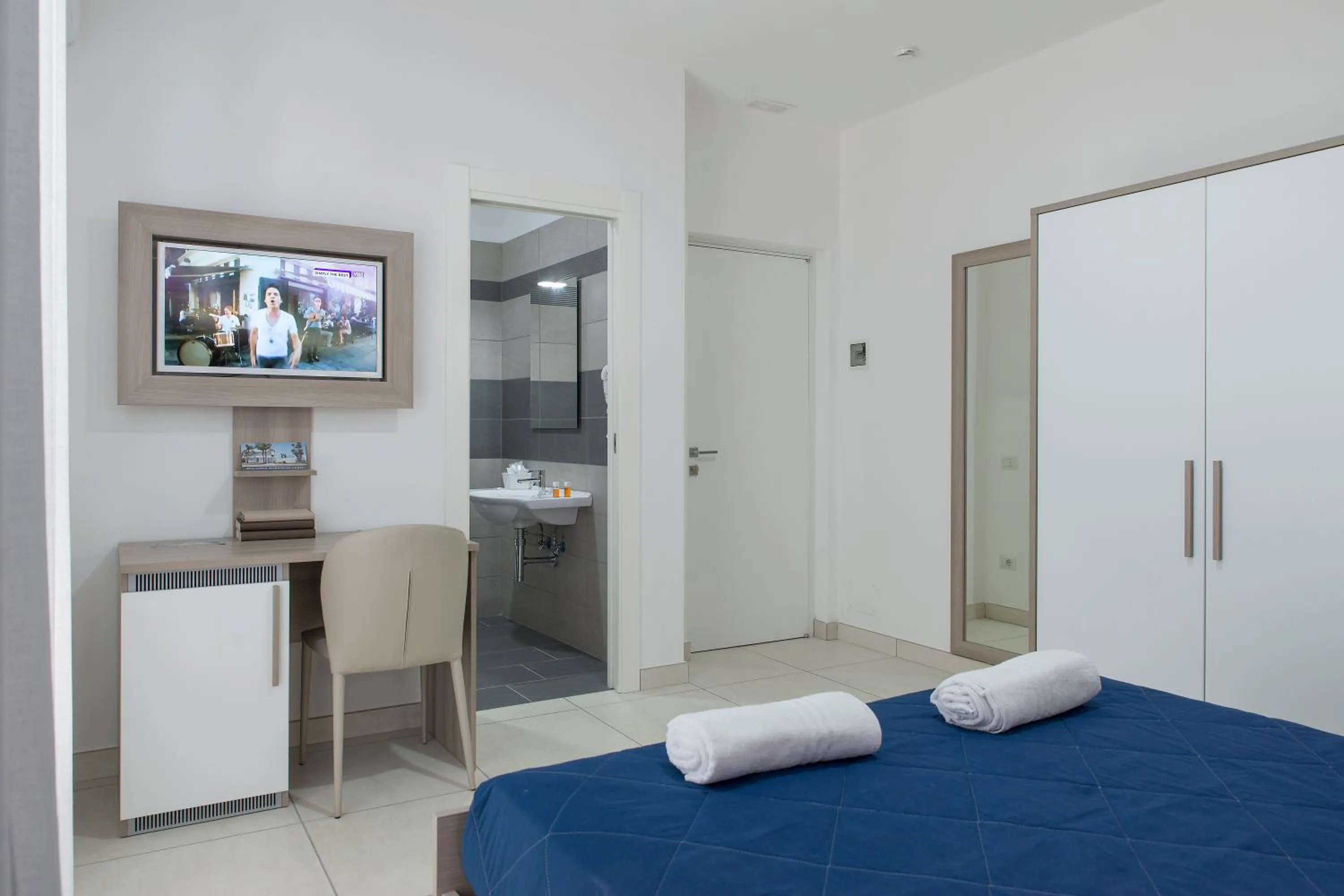 TV and multimedia, Bed in Hotel America