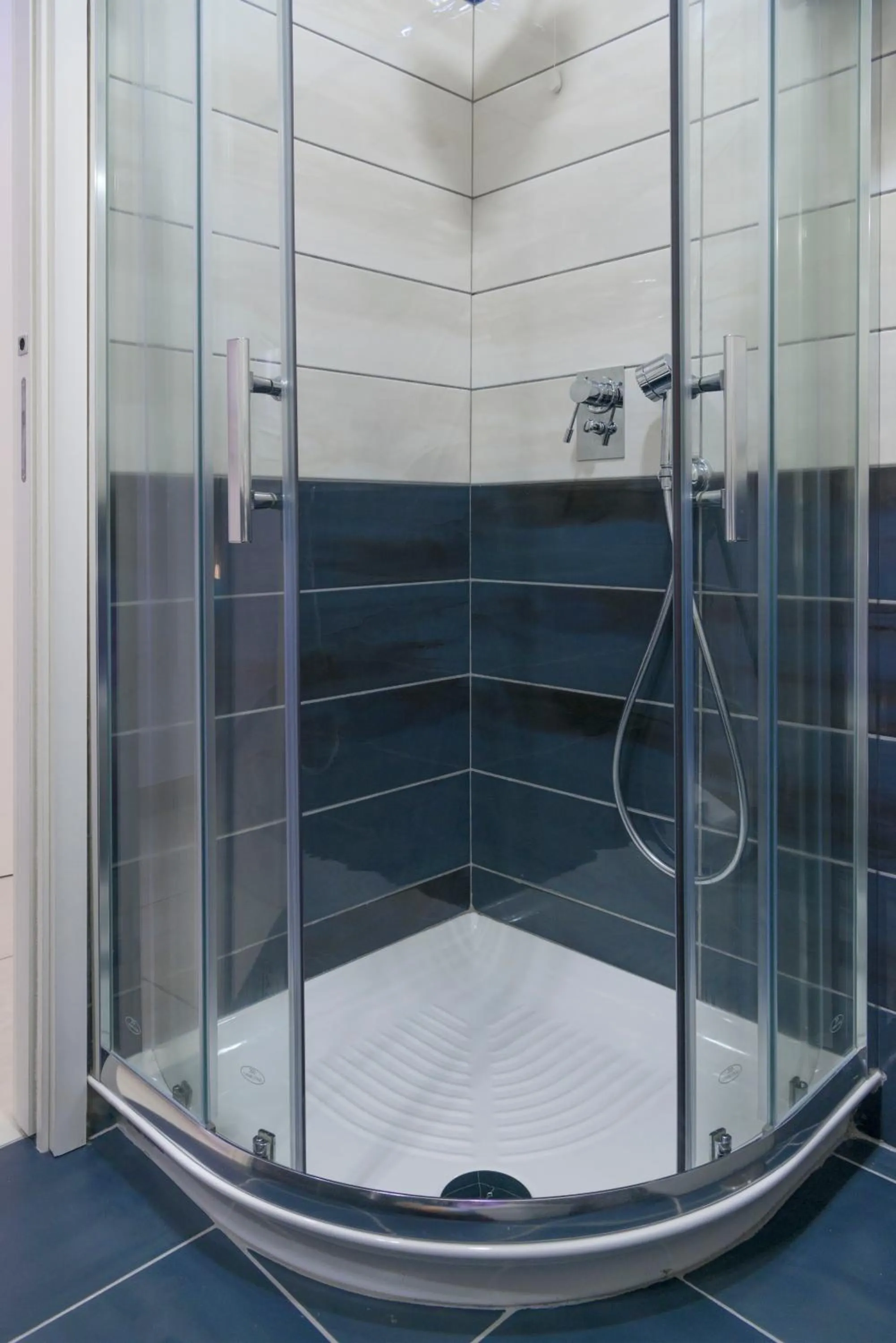 Shower in Hotel America