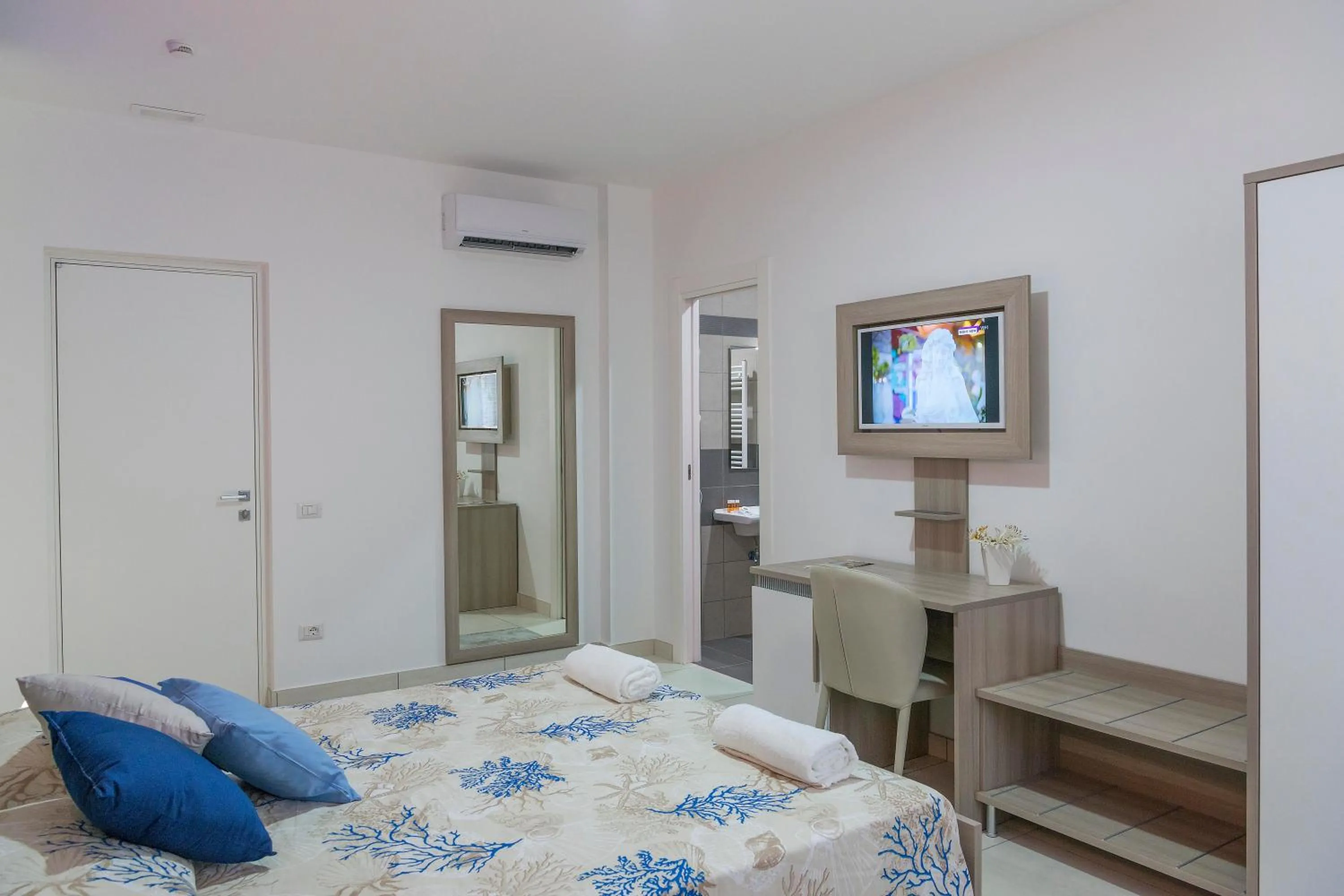 Photo of the whole room, Bed in Hotel America