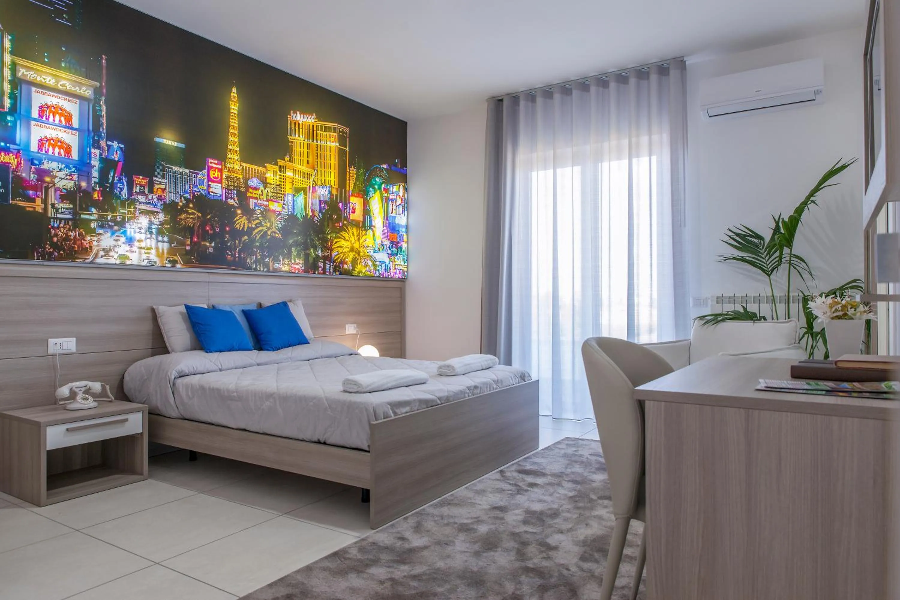 Photo of the whole room, Bed in Hotel America