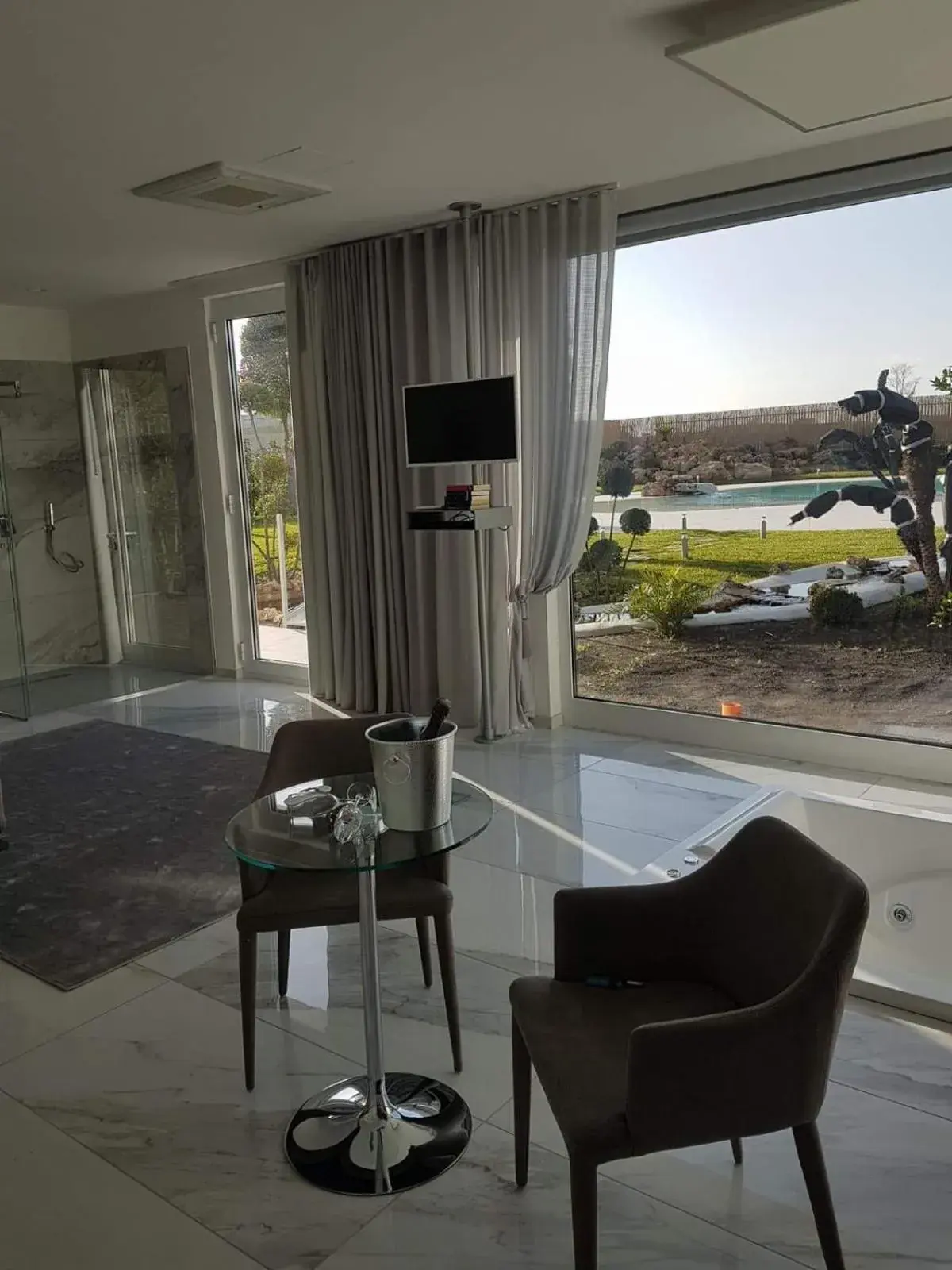 Deluxe Suite with Spa Bath in Hotel America Deluxe Suite with Spa Bath in Hotel America