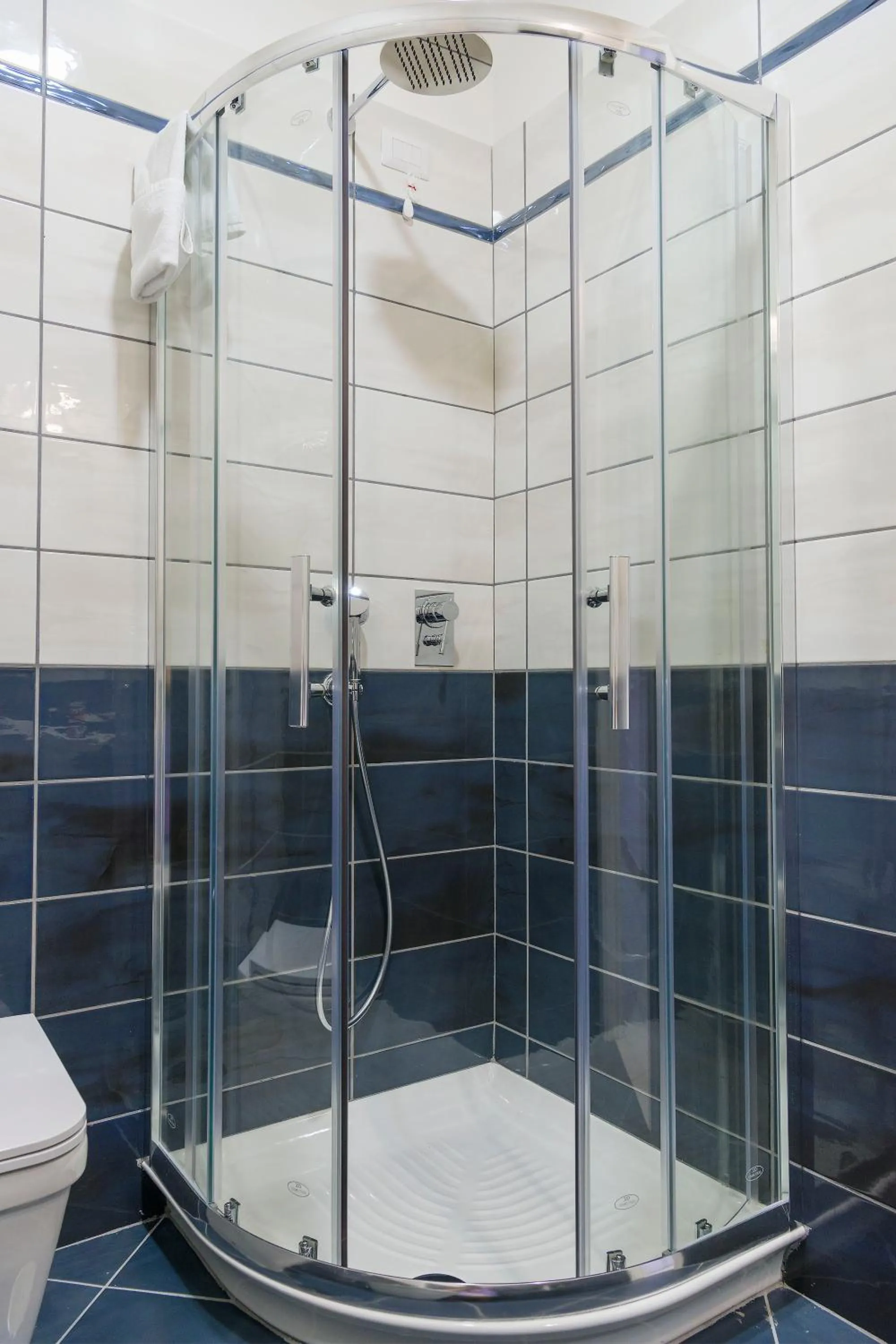 Shower in Hotel America