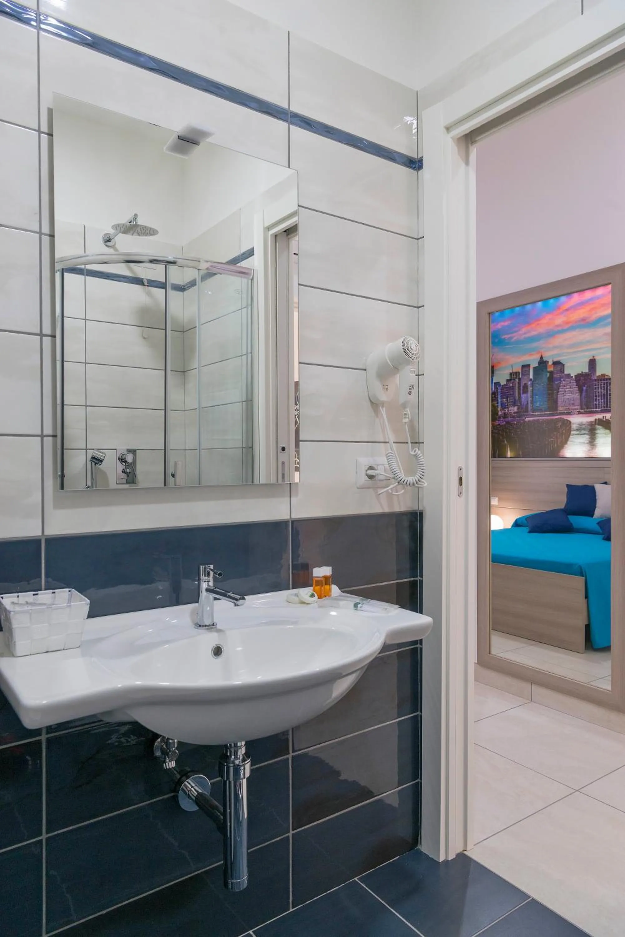 Photo of the whole room in Hotel America