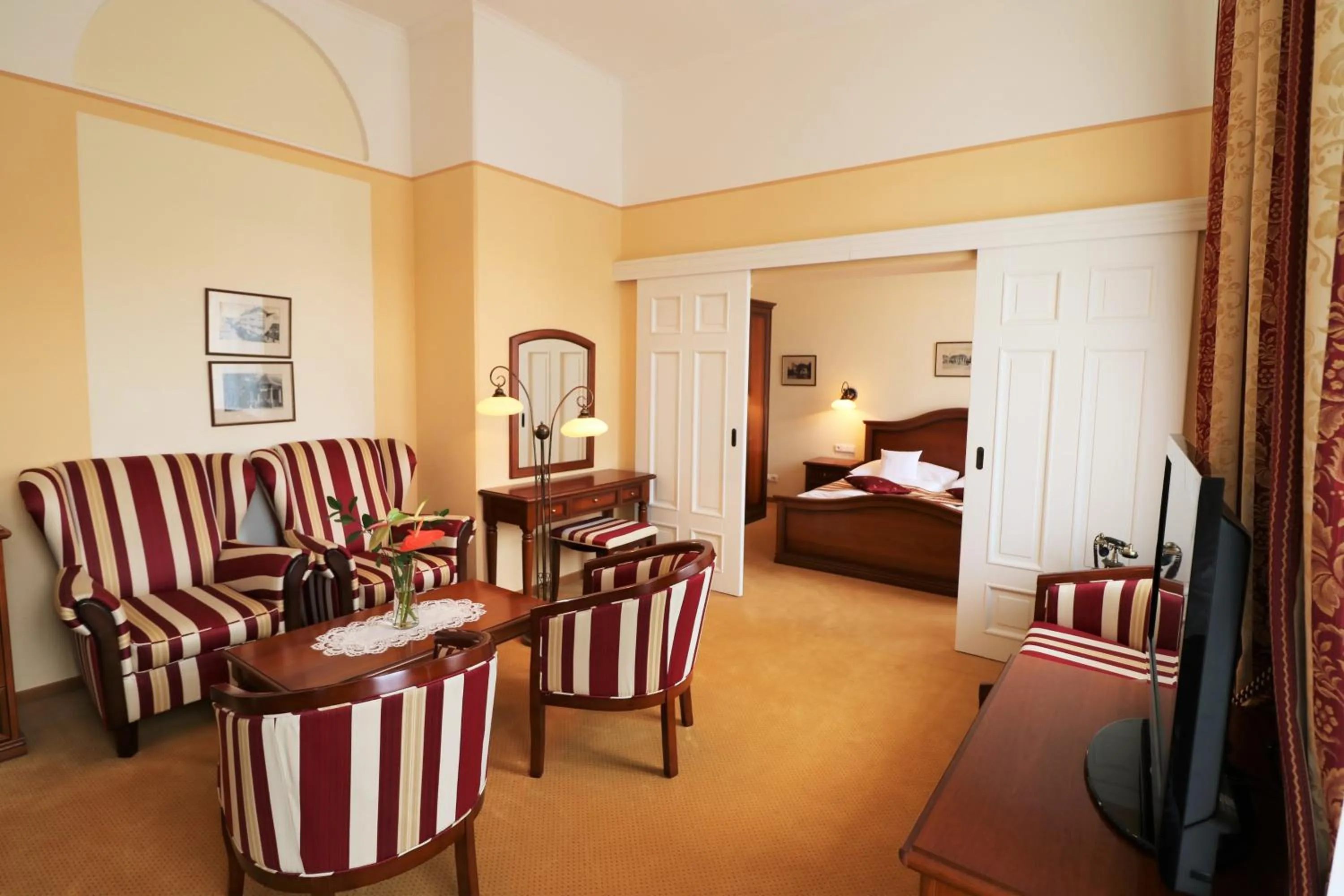 Living room, Bed in LD PALACE Spa & Kur