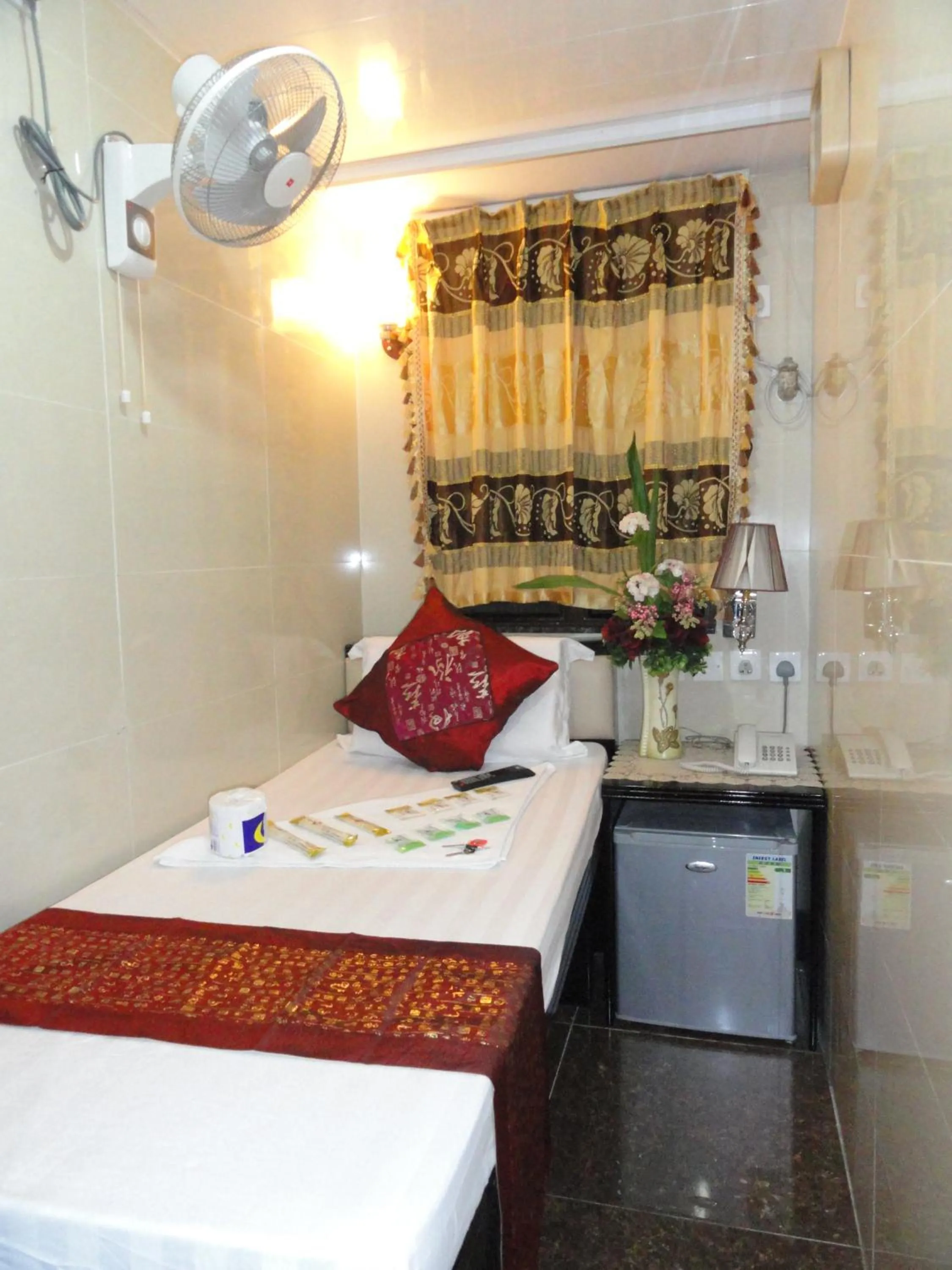 Bed in Paris Guest House, 10F FLAT D8 BLOCK D E RECEPTION 24 HOUR TSIM SHA TSUI KOWLOON