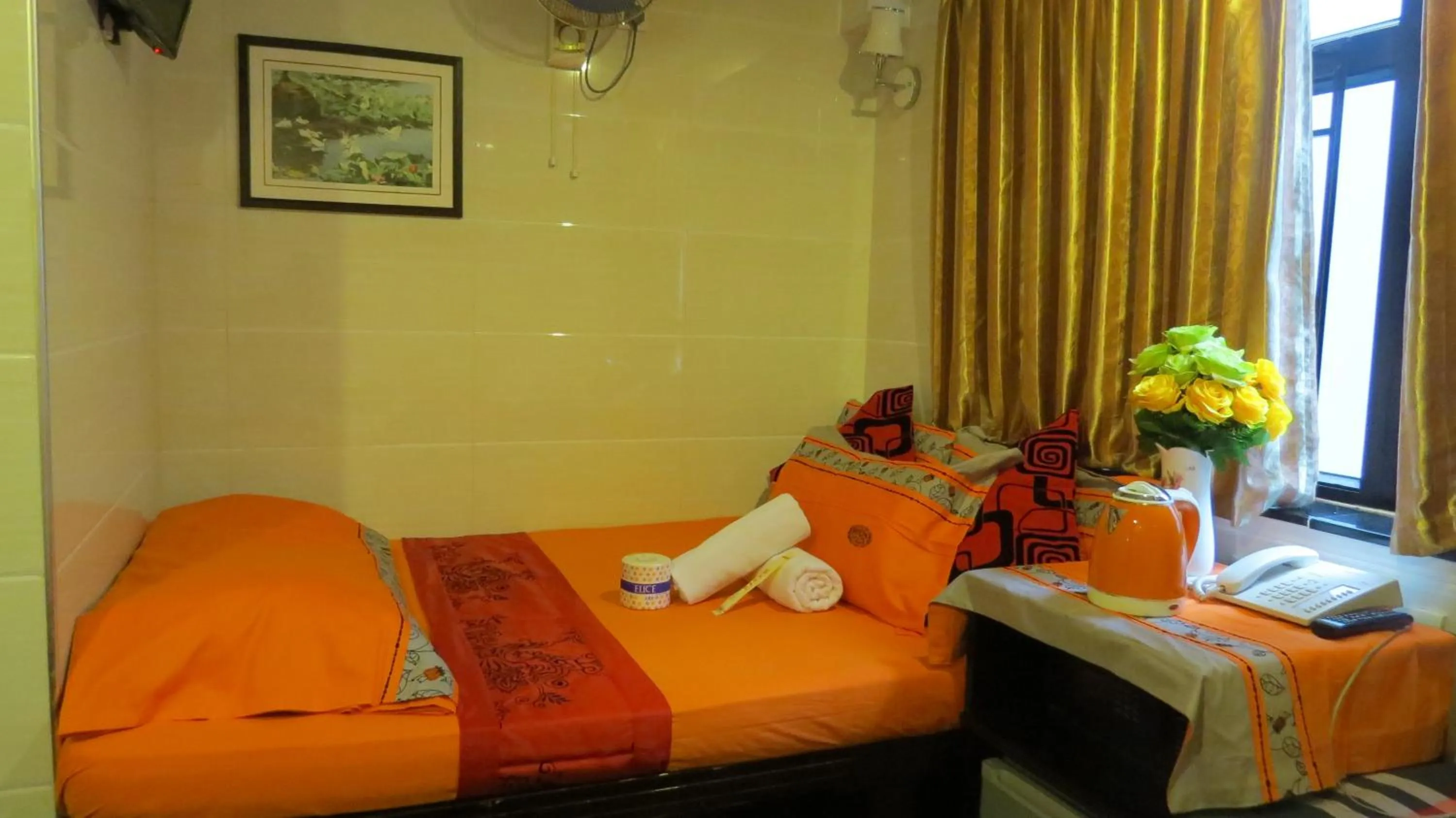 Bed in Paris Guest House, 10F FLAT D8 BLOCK D E RECEPTION 24 HOUR TSIM SHA TSUI KOWLOON