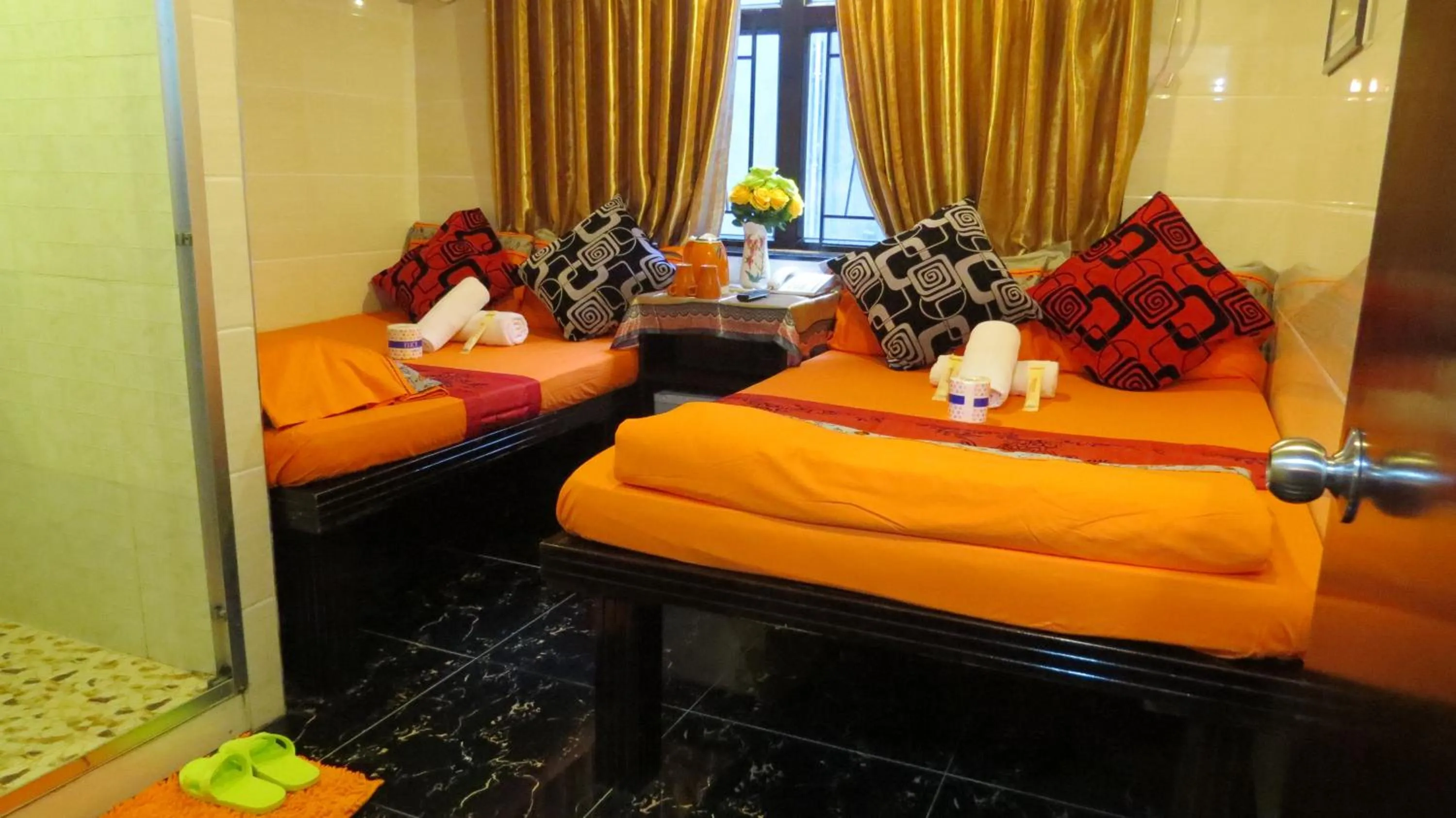 Bed in Paris Guest House, 10F FLAT D8 BLOCK D E RECEPTION 24 HOUR TSIM SHA TSUI KOWLOON