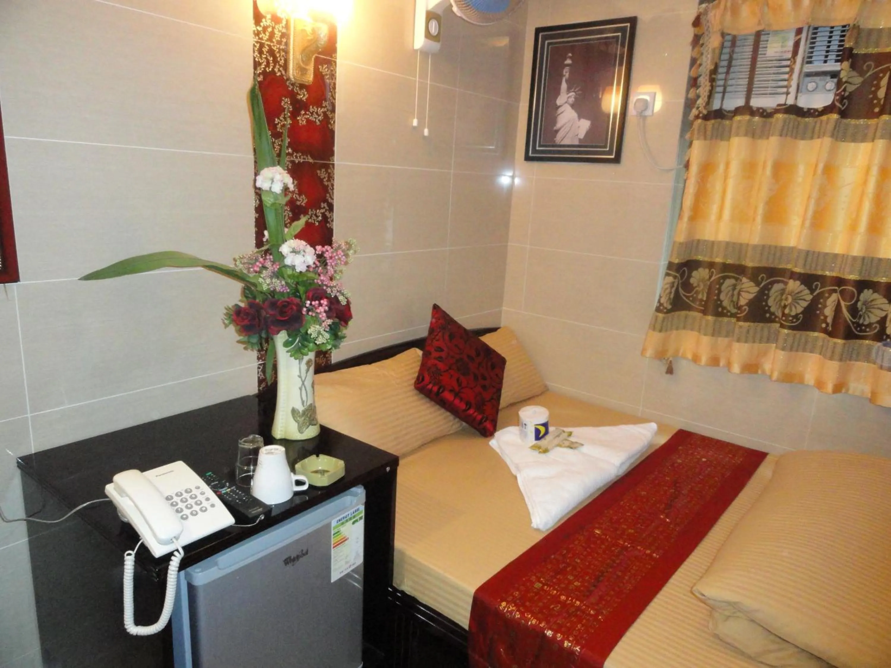 Bed in Paris Guest House, 10F FLAT D8 BLOCK D E RECEPTION 24 HOUR TSIM SHA TSUI KOWLOON