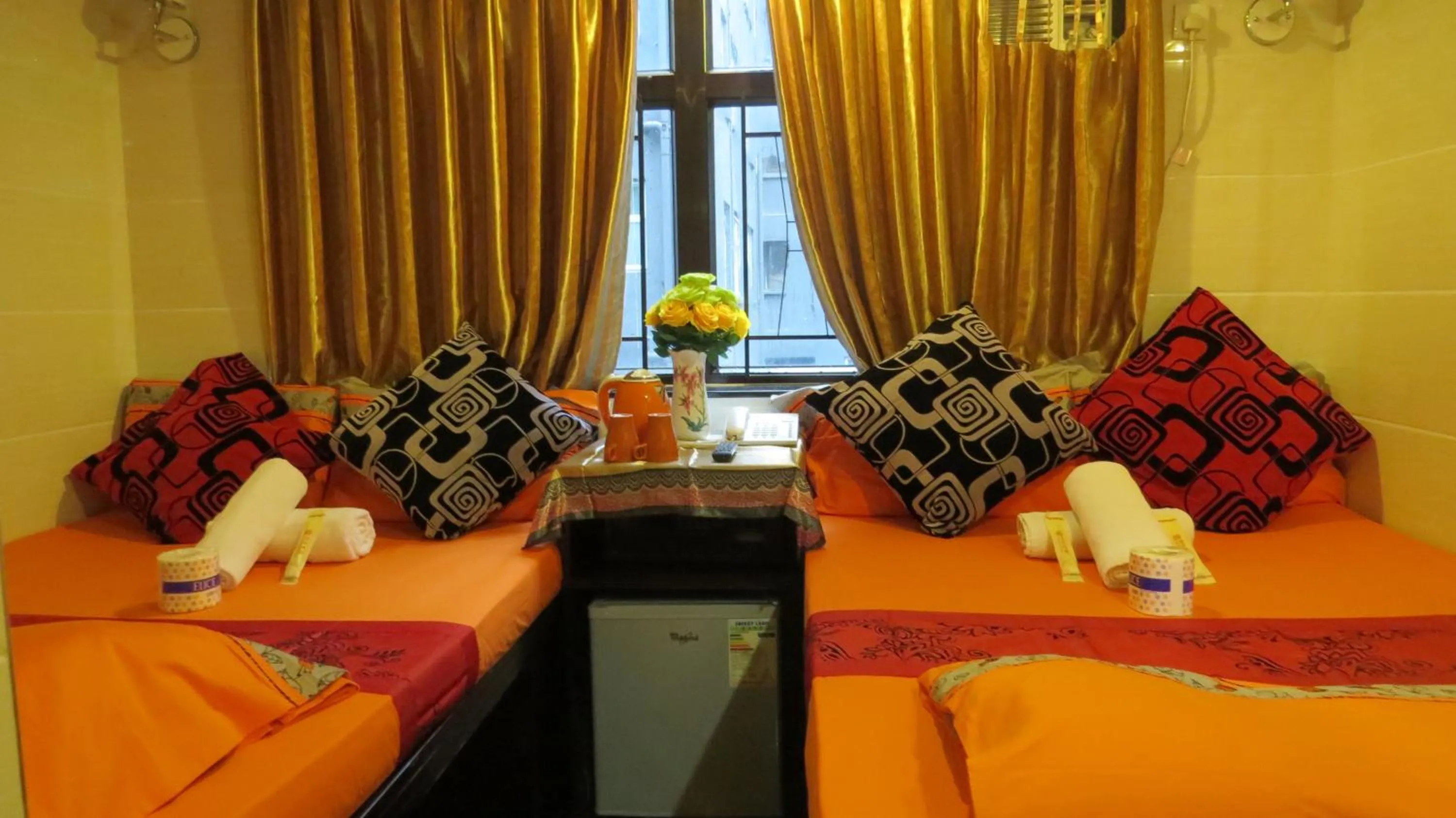 Bed in Paris Guest House, 10F FLAT D8 BLOCK D E RECEPTION 24 HOUR TSIM SHA TSUI KOWLOON